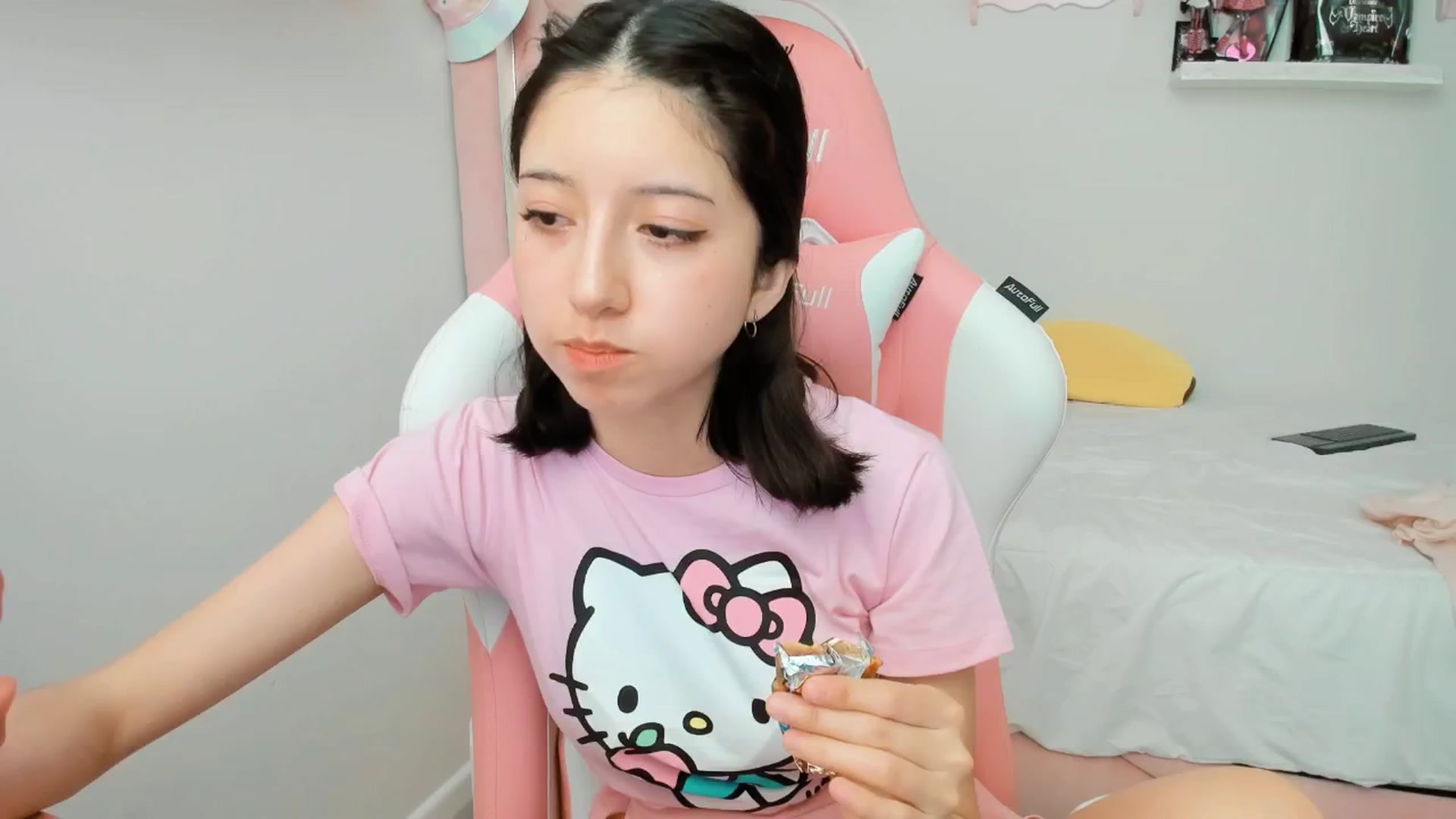 Gallery image thumbnail from Cherrycute666's myfreecams stream on, 01/24/2025, 23:01 image 12 of 20