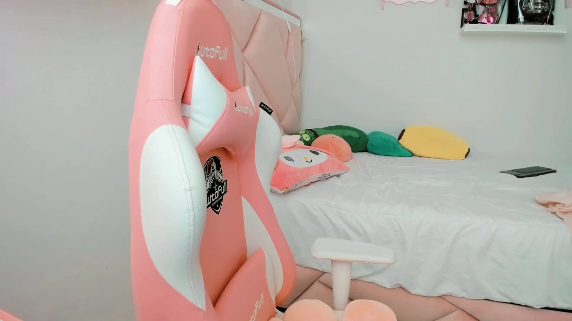 Gallery image thumbnail from Cherrycute666's myfreecams stream on, 01/24/2025, 23:01 image 13 of 20