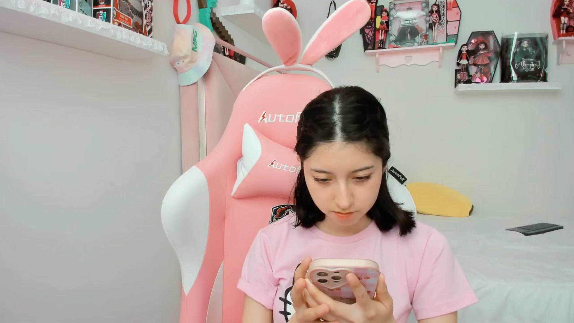 Gallery image thumbnail from Cherrycute666's myfreecams stream on, 01/24/2025, 23:01 image 1 of 20
