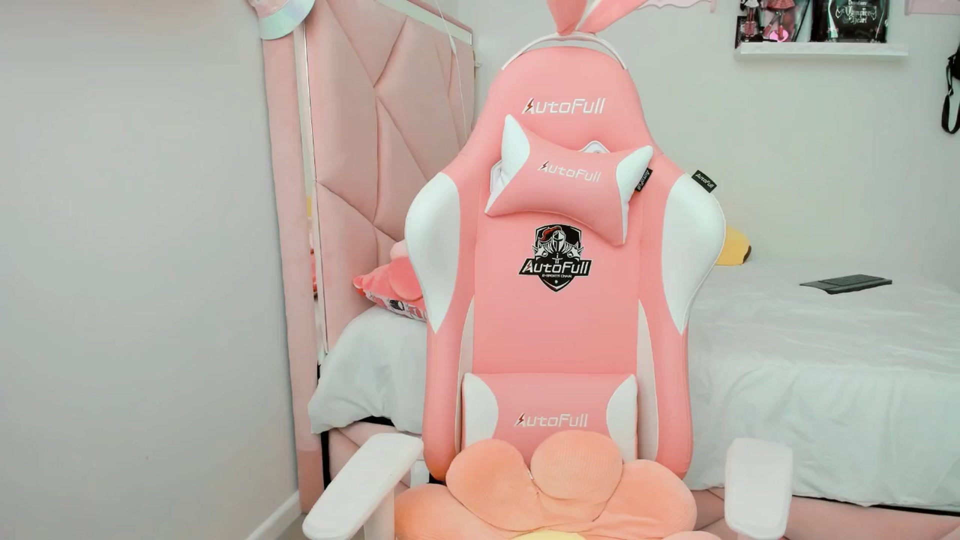 Gallery image thumbnail from Cherrycute666's myfreecams stream on, 01/24/2025, 23:01 image 6 of 20