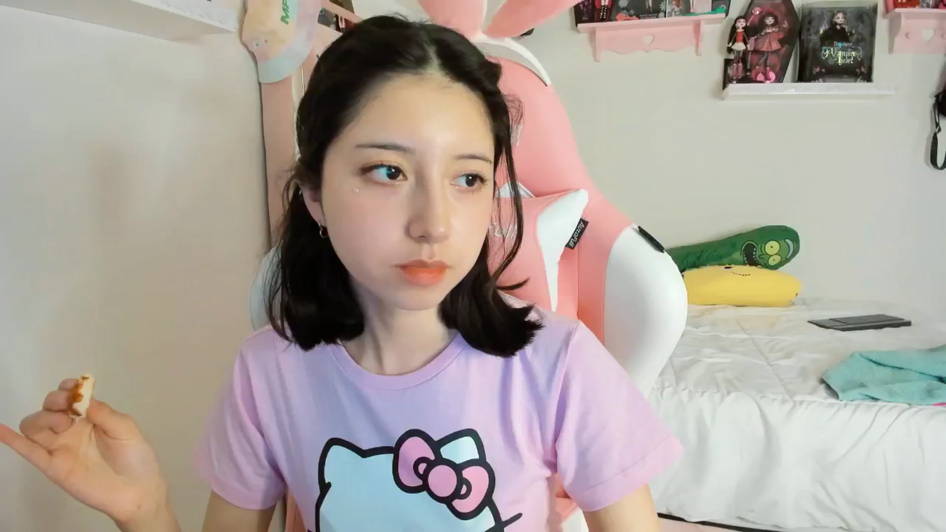 Gallery image thumbnail from Cherrycute666's myfreecams stream on, 01/25/2025, 08:33 image 9 of 20