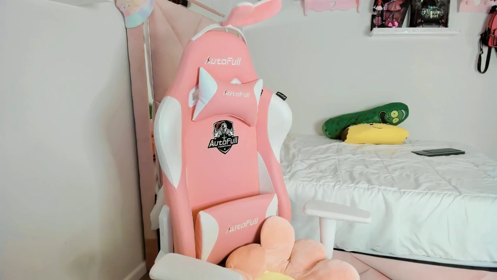 Gallery image thumbnail from Cherrycute666's myfreecams stream on, 01/25/2025, 08:59 image 11 of 20