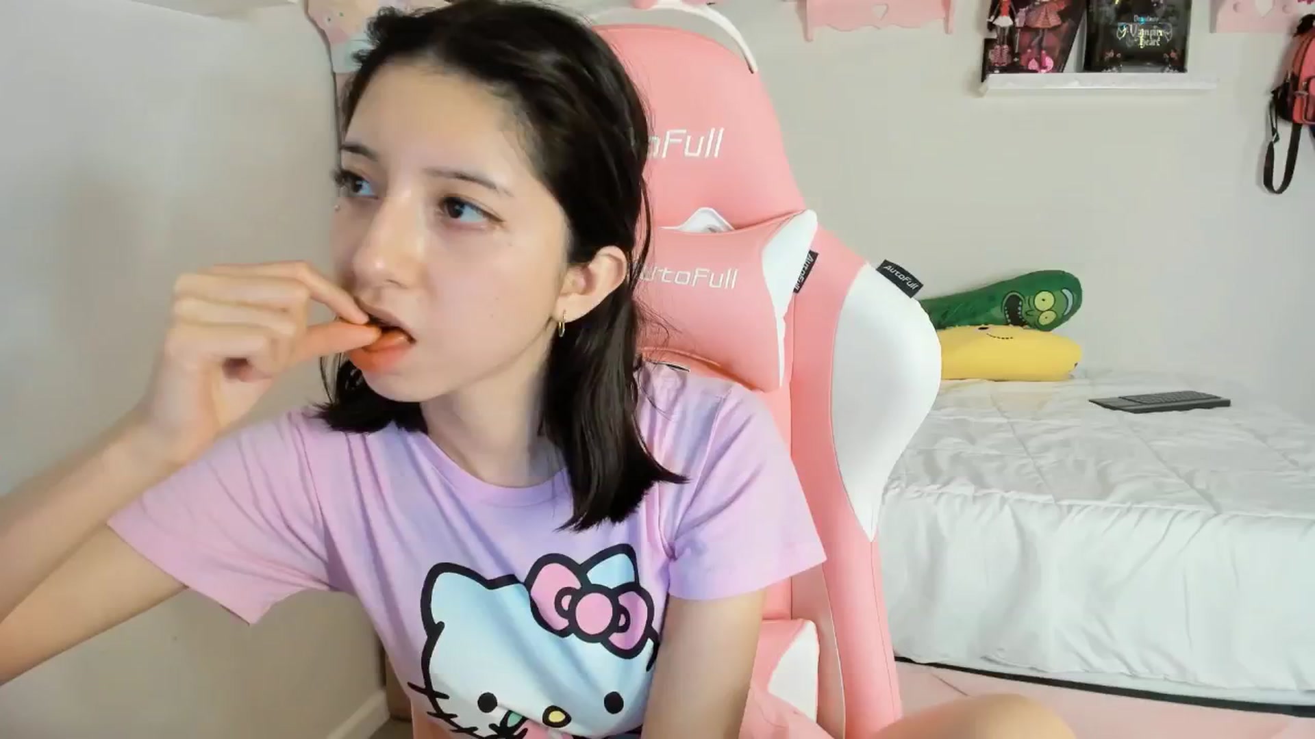 Gallery image thumbnail from Cherrycute666's myfreecams stream on, 01/25/2025, 08:59 image 10 of 20