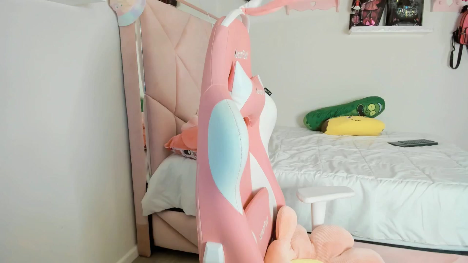 Gallery image thumbnail from Cherrycute666's myfreecams stream on, 01/25/2025, 08:59 image 6 of 20