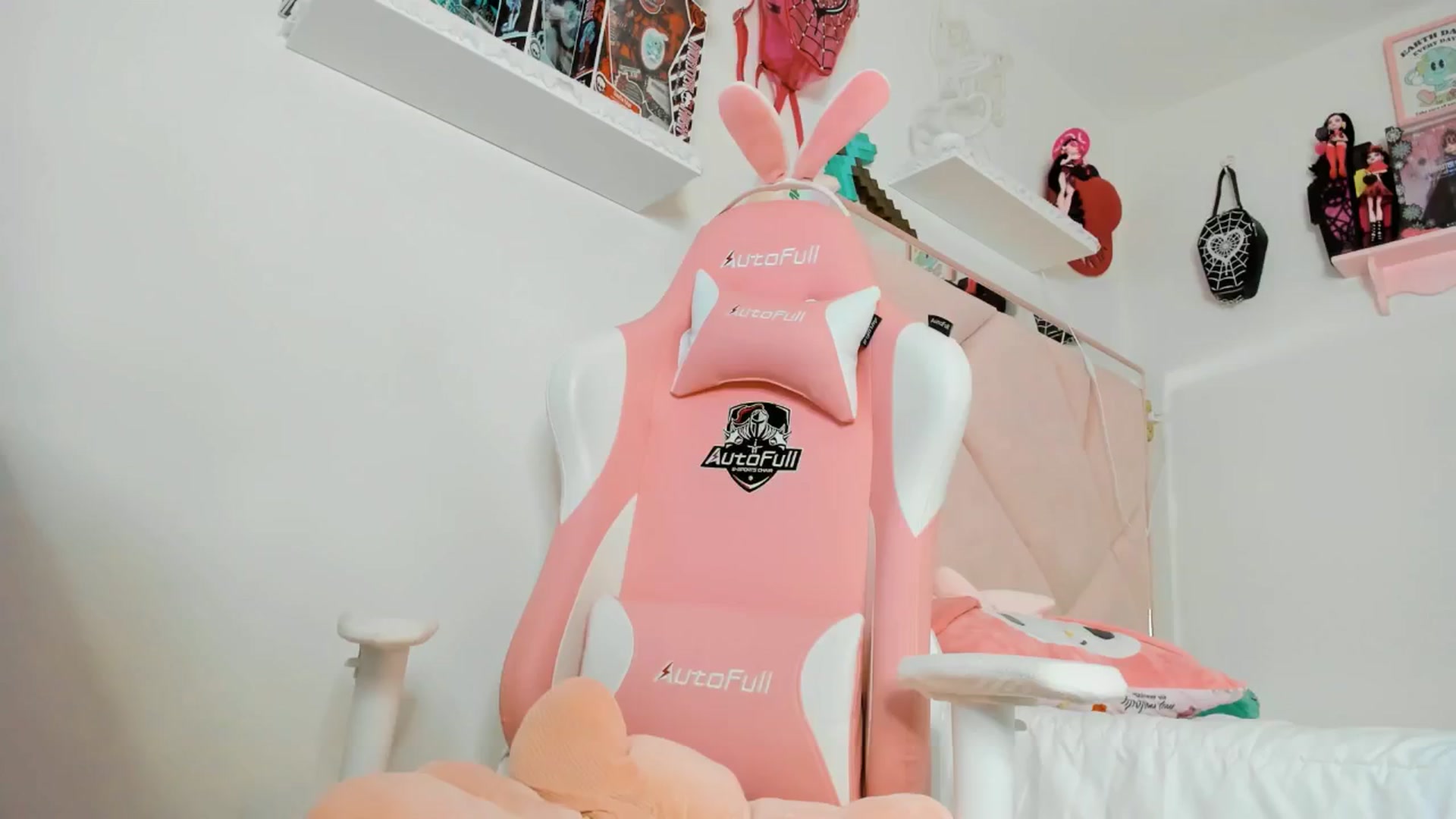 Gallery image thumbnail from Cherrycute666's myfreecams stream on, 01/25/2025, 12:20 image 9 of 20