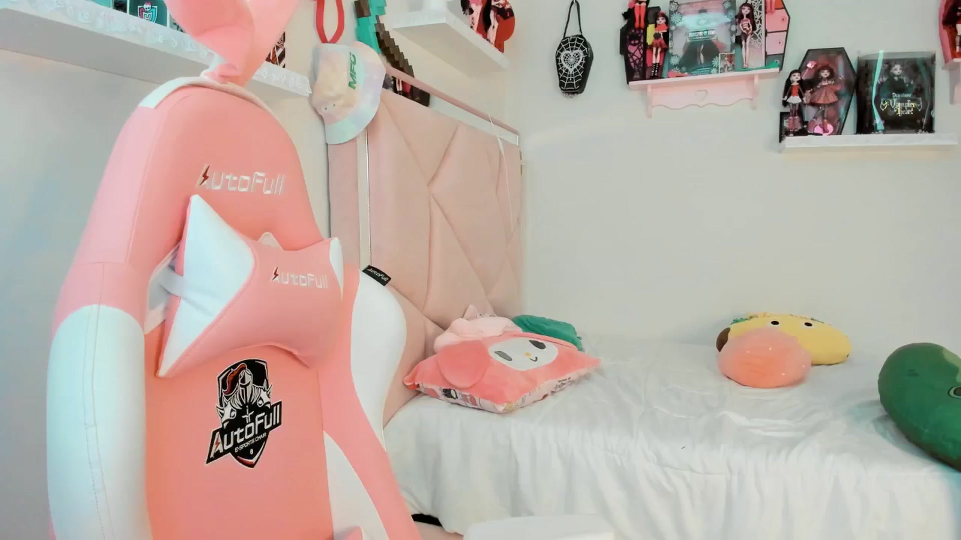 Gallery image thumbnail from Cherrycute666's myfreecams stream on, 01/26/2025, 24:03 image 7 of 20