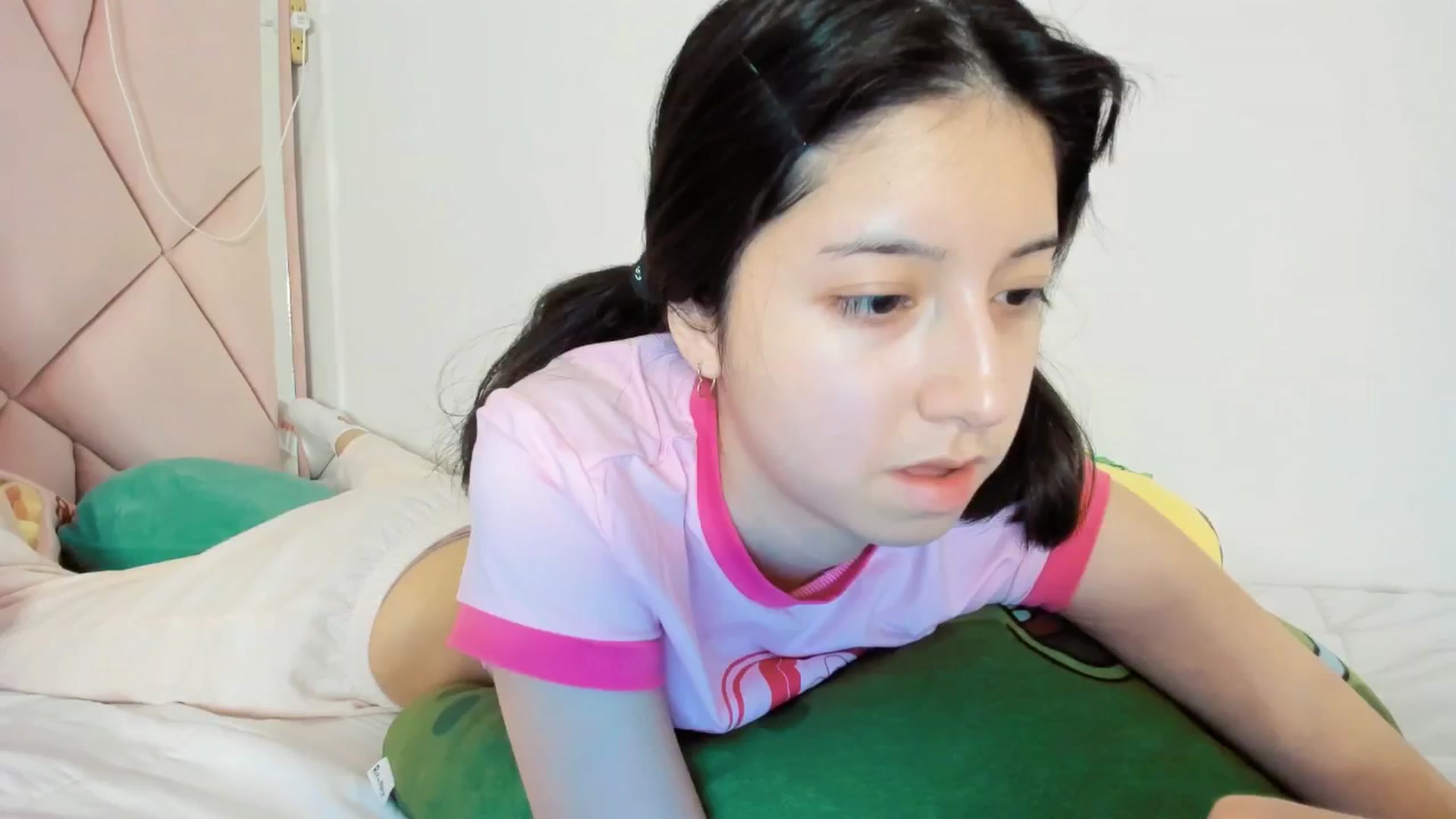 Gallery image thumbnail from Cherrycute666's myfreecams stream on, 01/26/2025, 24:03 image 16 of 20