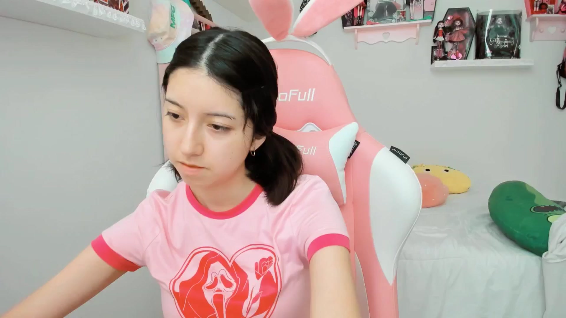 Gallery image thumbnail from Cherrycute666's myfreecams stream on, 01/26/2025, 24:03 image 1 of 20