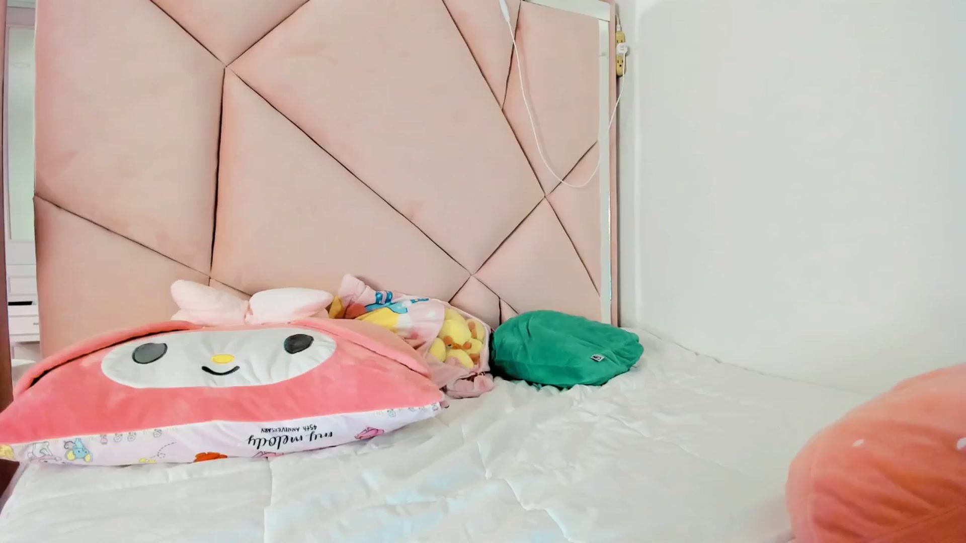 Gallery image thumbnail from Cherrycute666's myfreecams stream on, 01/26/2025, 24:03 image 13 of 20