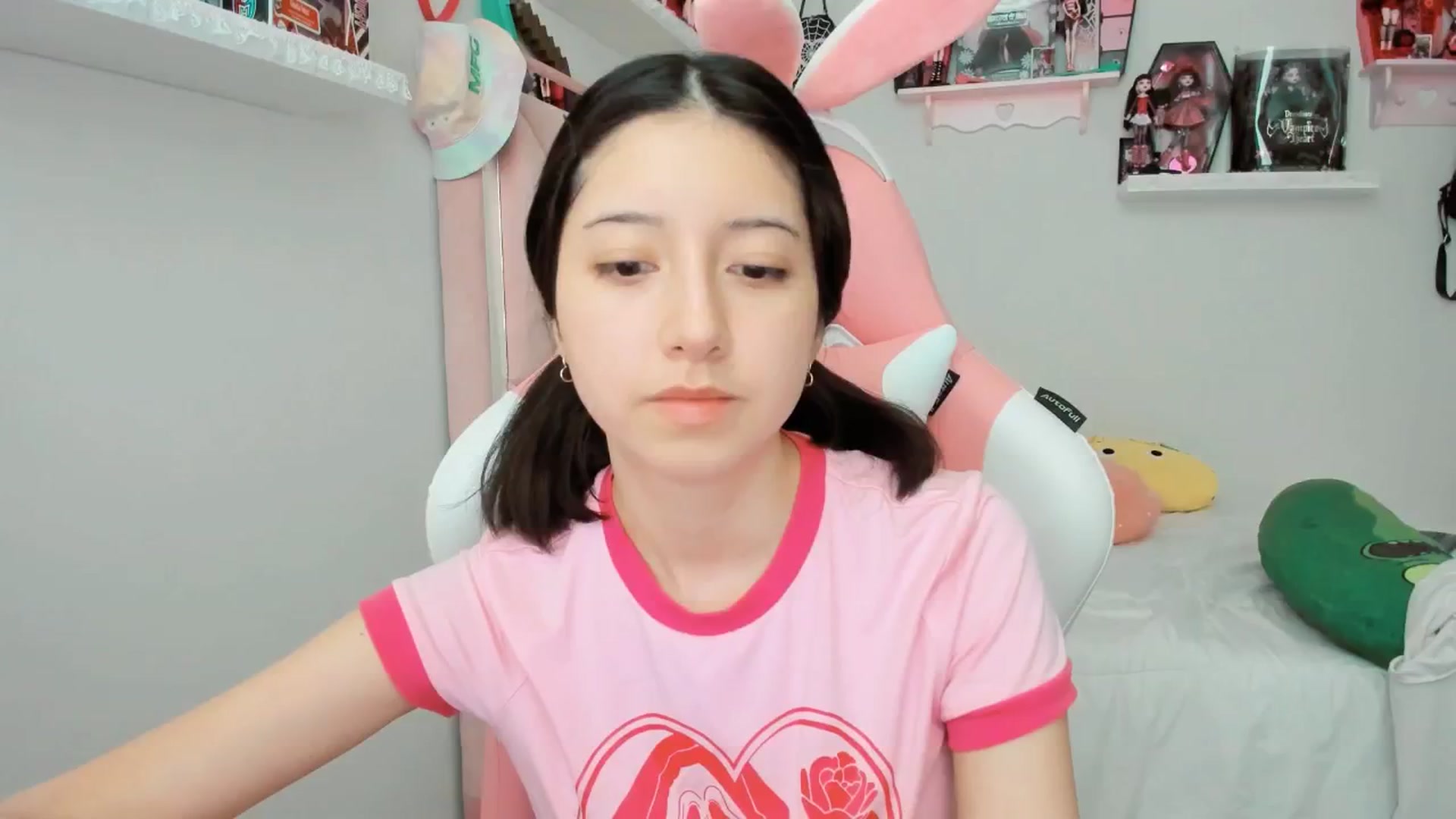 Gallery image thumbnail from Cherrycute666's myfreecams stream on, 01/26/2025, 24:03 image 6 of 20