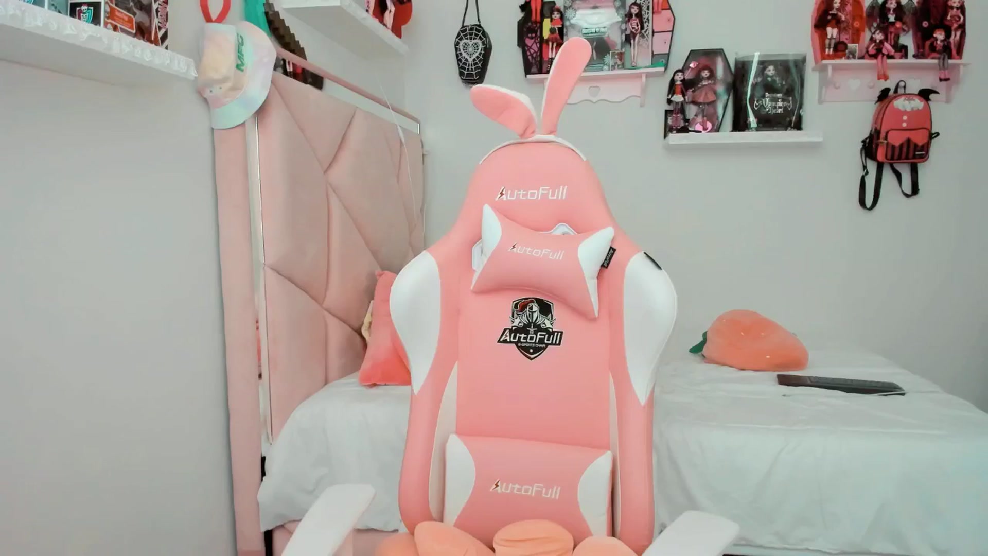Gallery image thumbnail from Cherrycute666's myfreecams stream on, 01/27/2025, 24:55 image 10 of 20