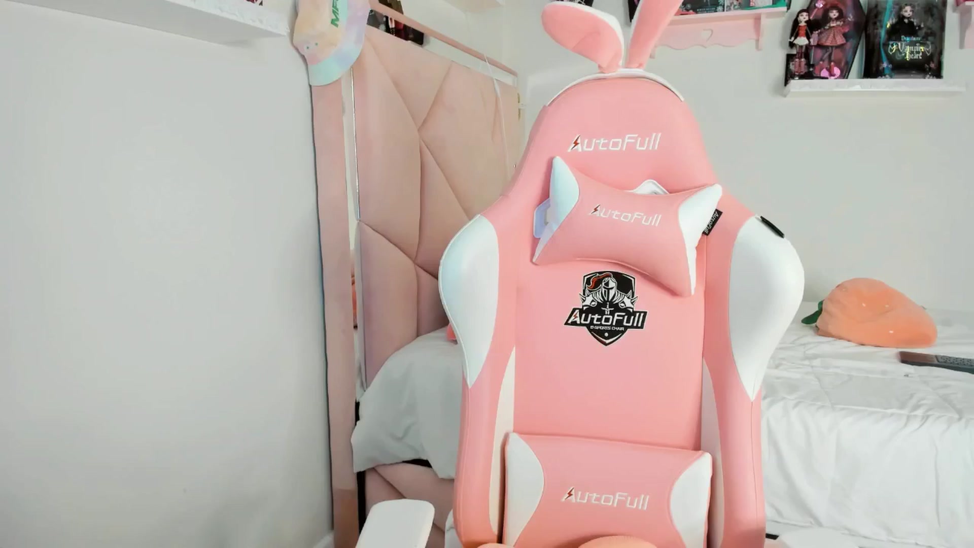 Gallery image thumbnail from Cherrycute666's myfreecams stream on, 01/27/2025, 24:55 image 14 of 20