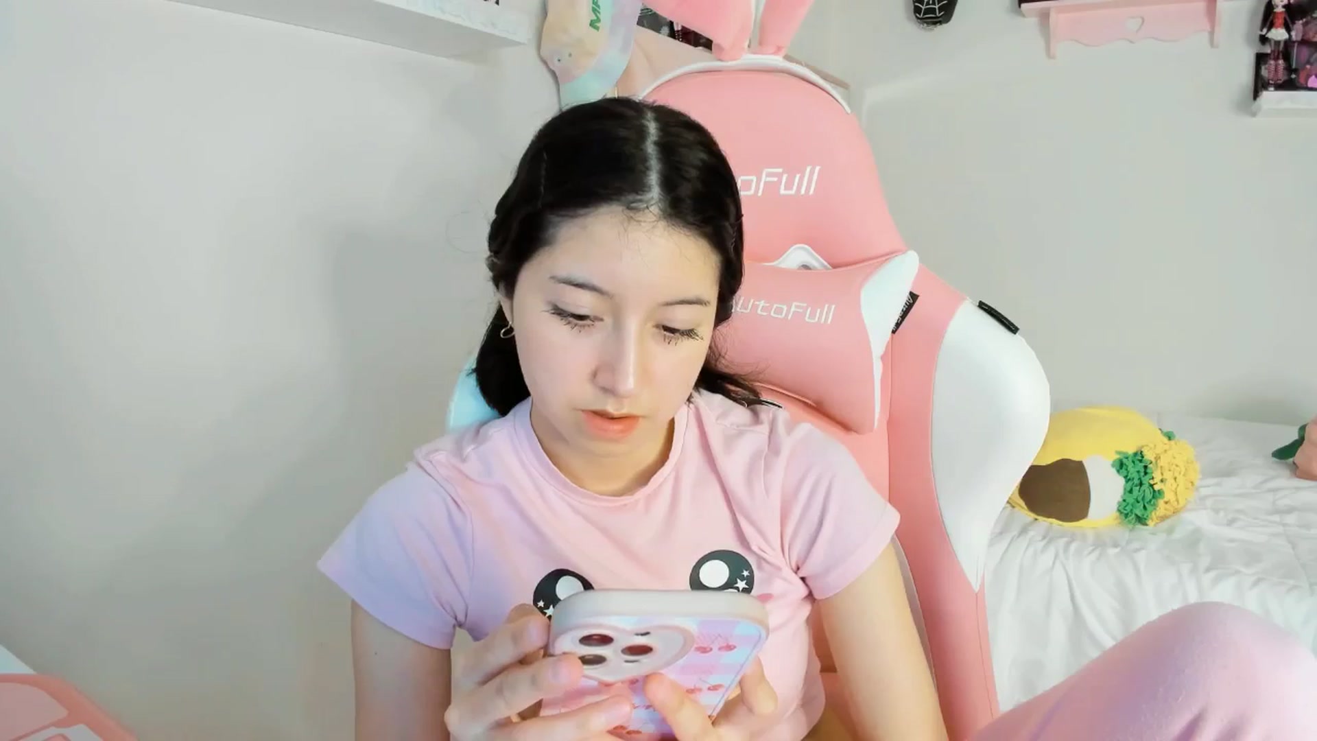Gallery image thumbnail from Cherrycute666's myfreecams stream on, 01/27/2025, 24:55 image 15 of 20