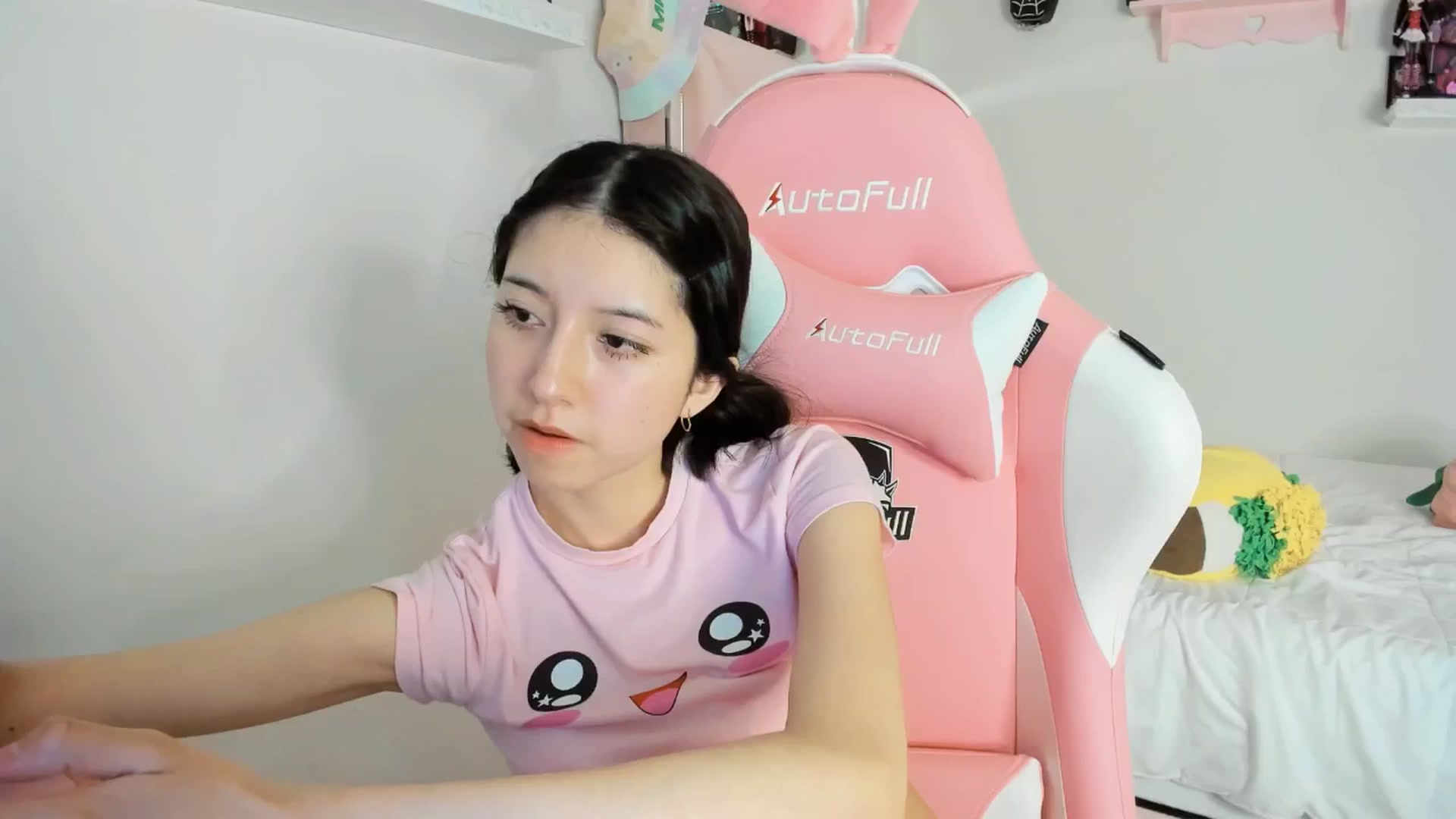 Gallery image thumbnail from Cherrycute666's myfreecams stream on, 01/27/2025, 24:55 image 17 of 20