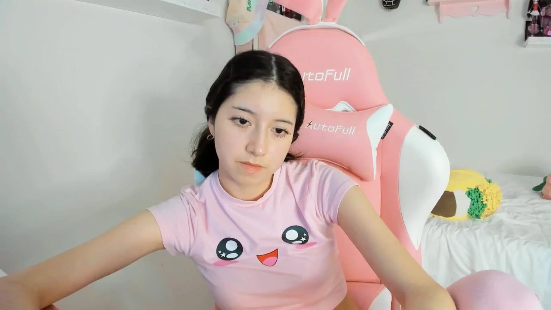 Gallery image thumbnail from Cherrycute666's myfreecams stream on, 01/27/2025, 24:55 image 16 of 20