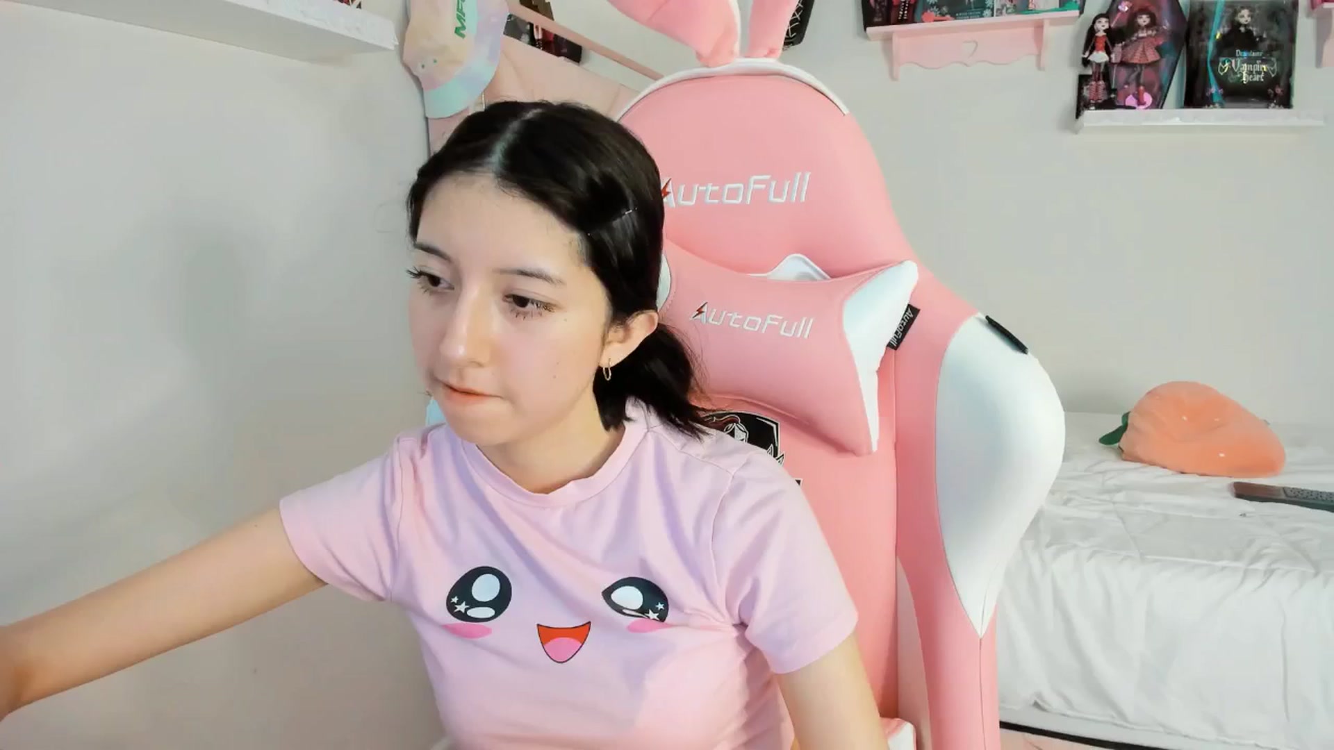 Gallery image thumbnail from Cherrycute666's myfreecams stream on, 01/27/2025, 24:55 image 13 of 20