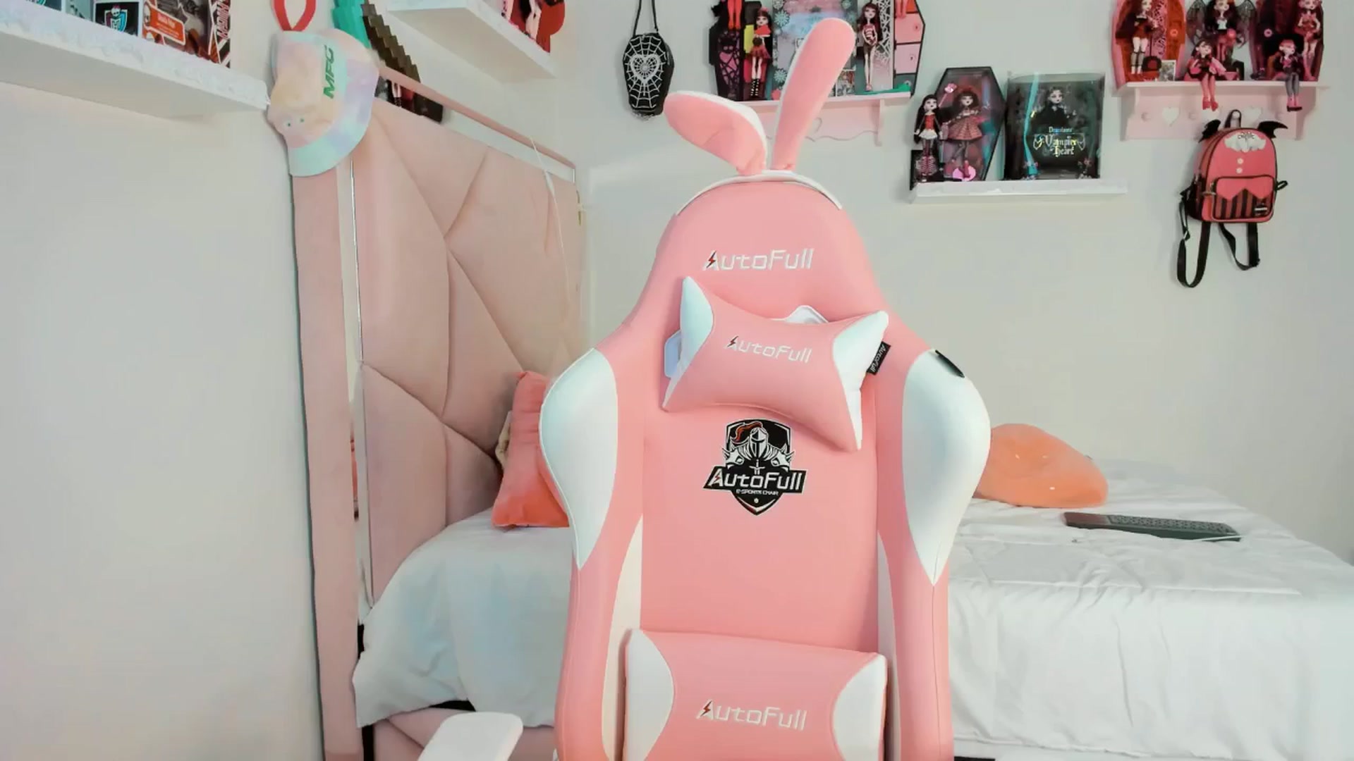 Gallery image thumbnail from Cherrycute666's myfreecams stream on, 01/27/2025, 24:55 image 11 of 20