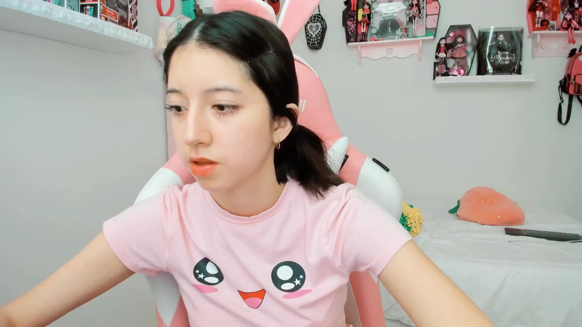 Gallery image thumbnail from Cherrycute666's myfreecams stream on, 01/27/2025, 24:55 image 4 of 20