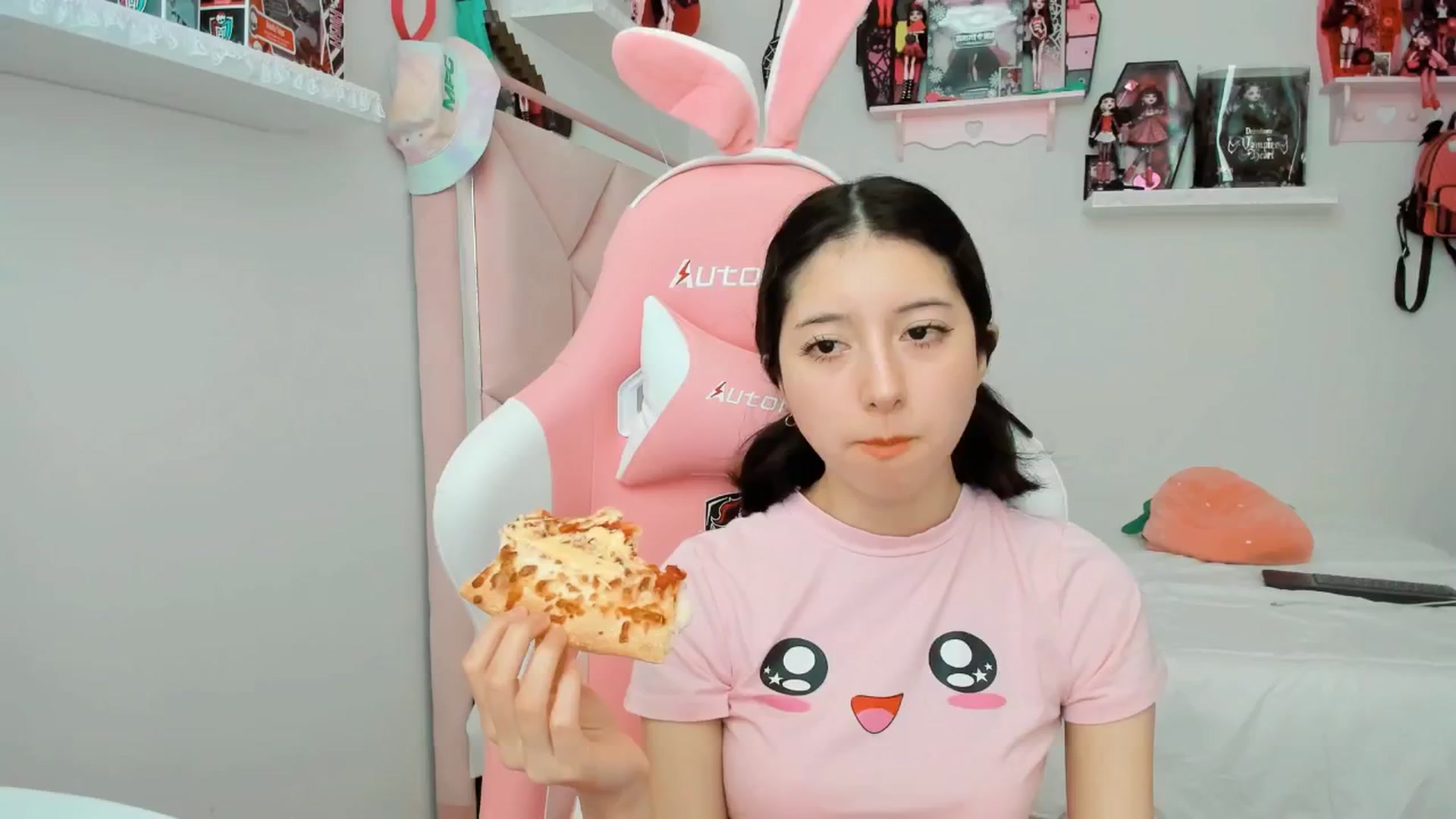 Gallery image thumbnail from Cherrycute666's myfreecams stream on, 01/27/2025, 24:55 image 6 of 20