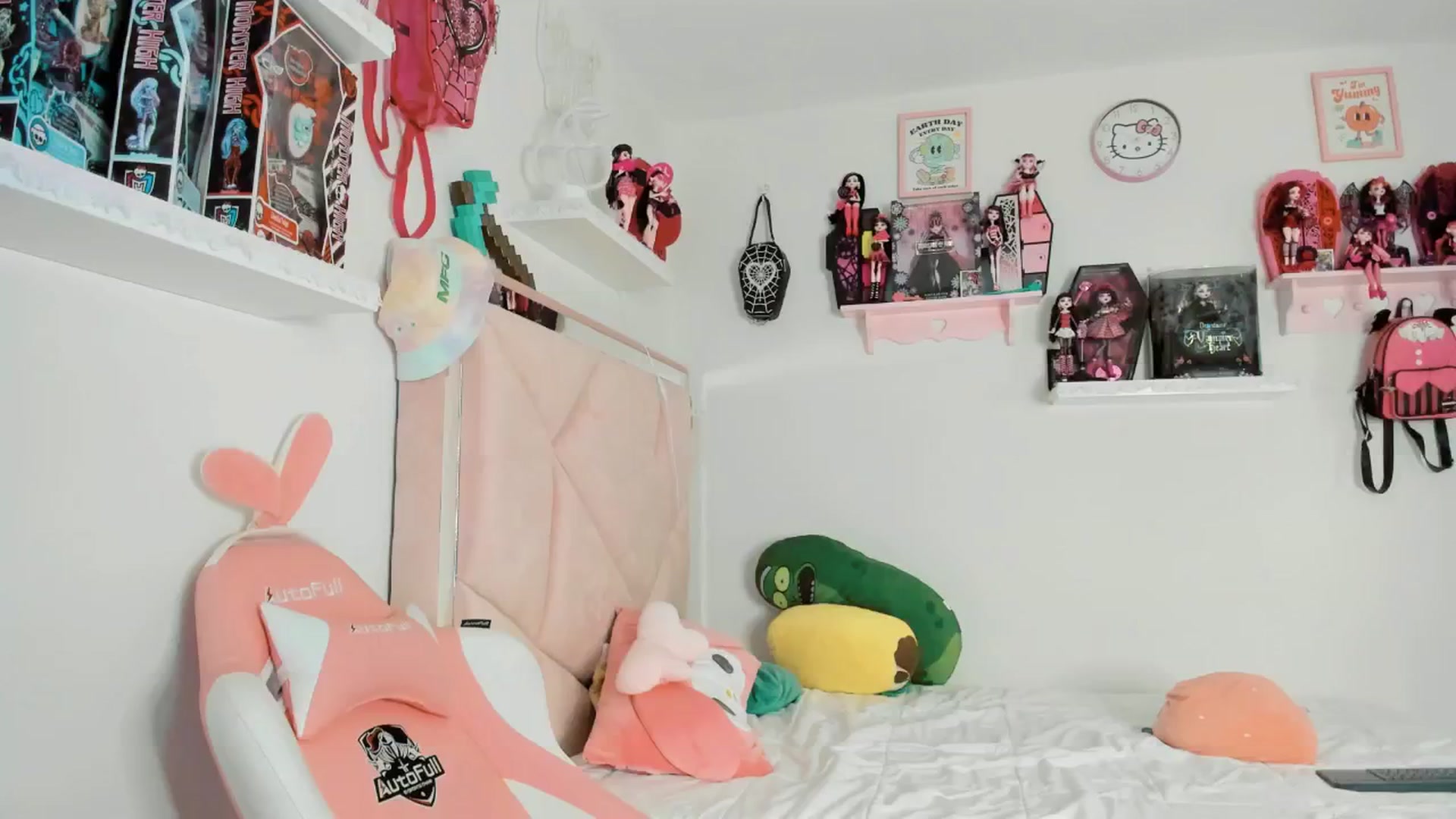 Gallery image thumbnail from Cherrycute666's myfreecams stream on, 01/27/2025, 05:04 image 1 of 20