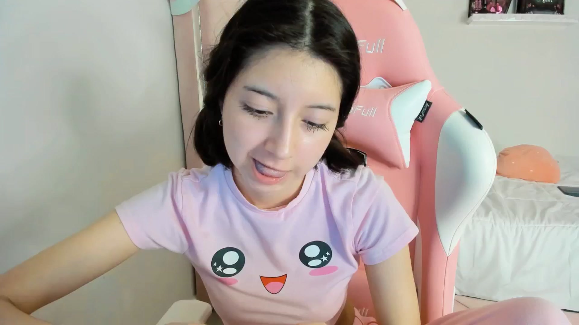 Gallery image thumbnail from Cherrycute666's myfreecams stream on, 01/27/2025, 05:04 image 12 of 20