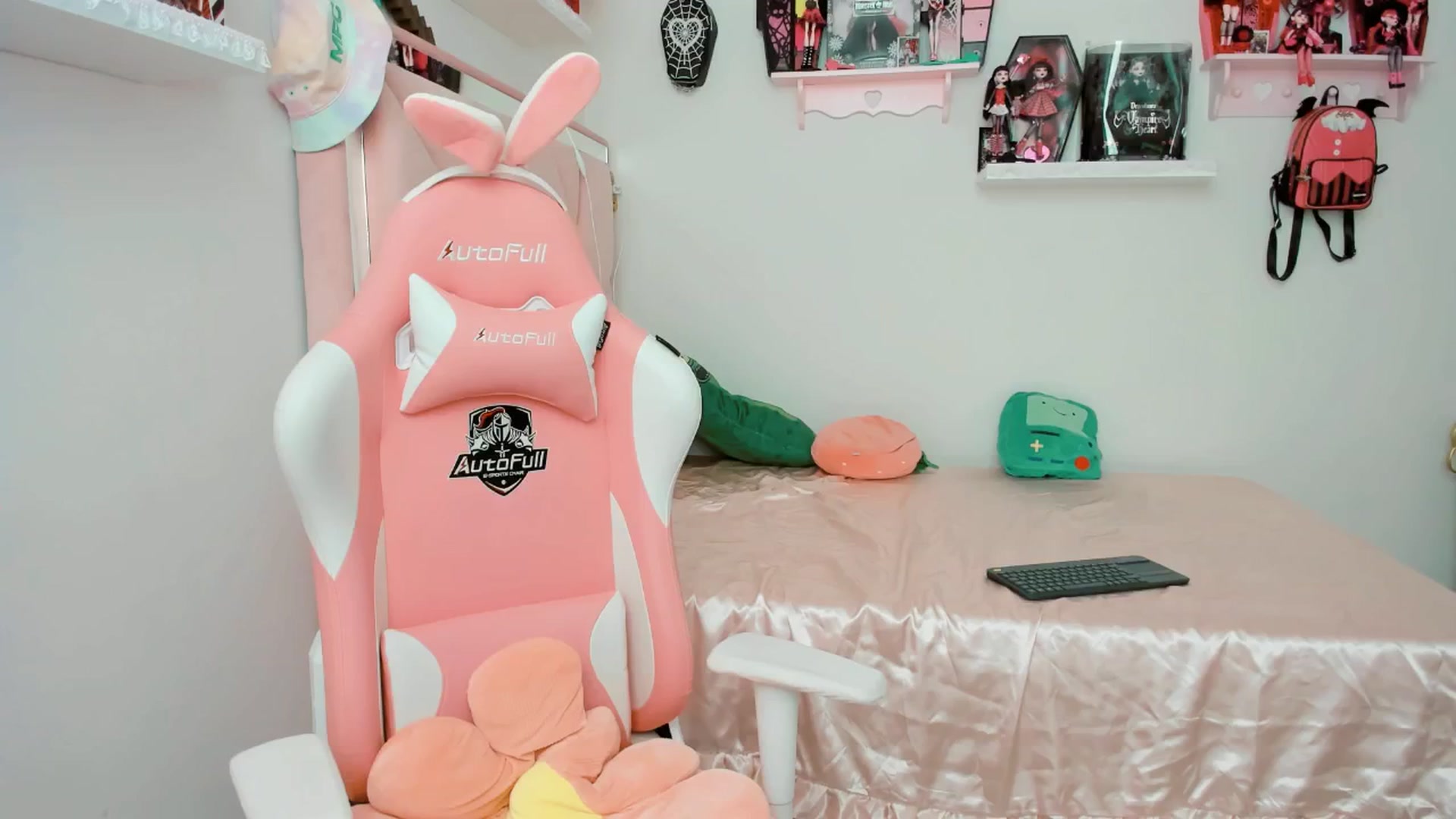 Gallery image thumbnail from Cherrycute666's myfreecams stream on, 01/28/2025, 23:40 image 12 of 20