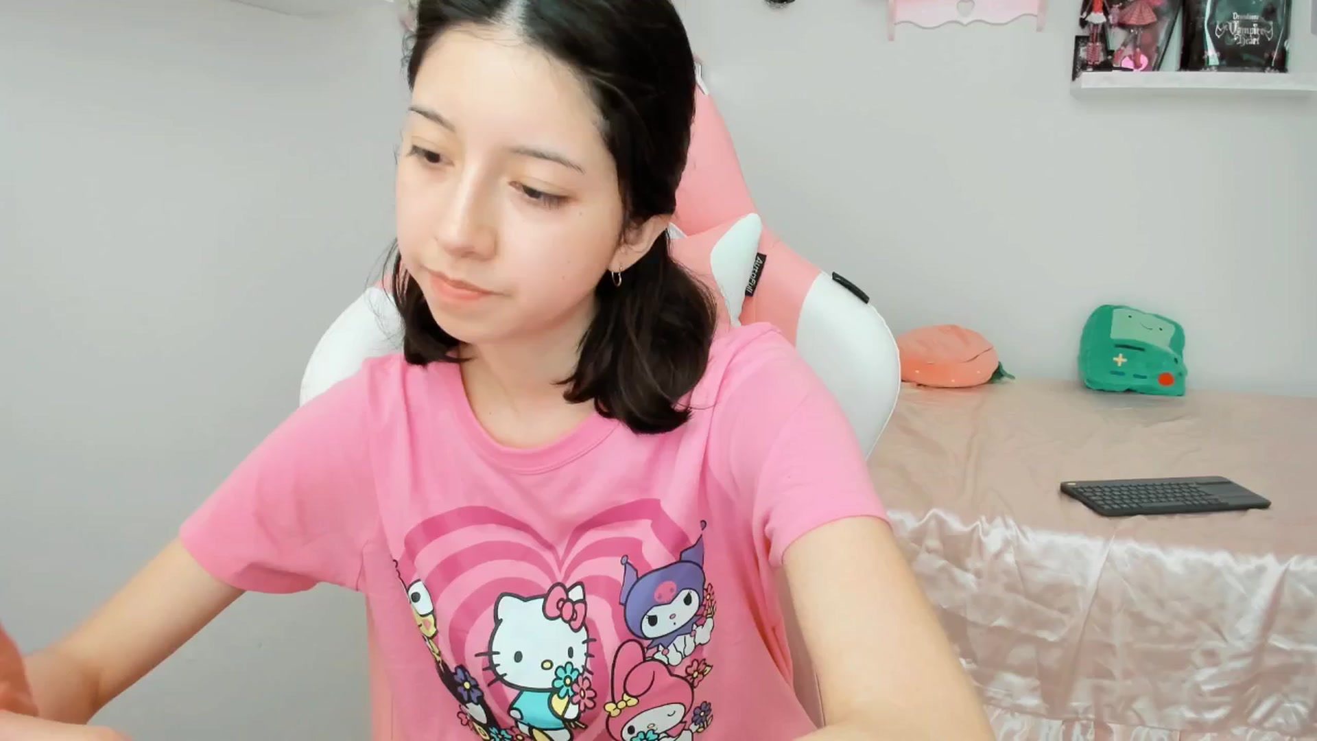 Gallery image thumbnail from Cherrycute666's myfreecams stream on, 01/28/2025, 23:40 image 17 of 20