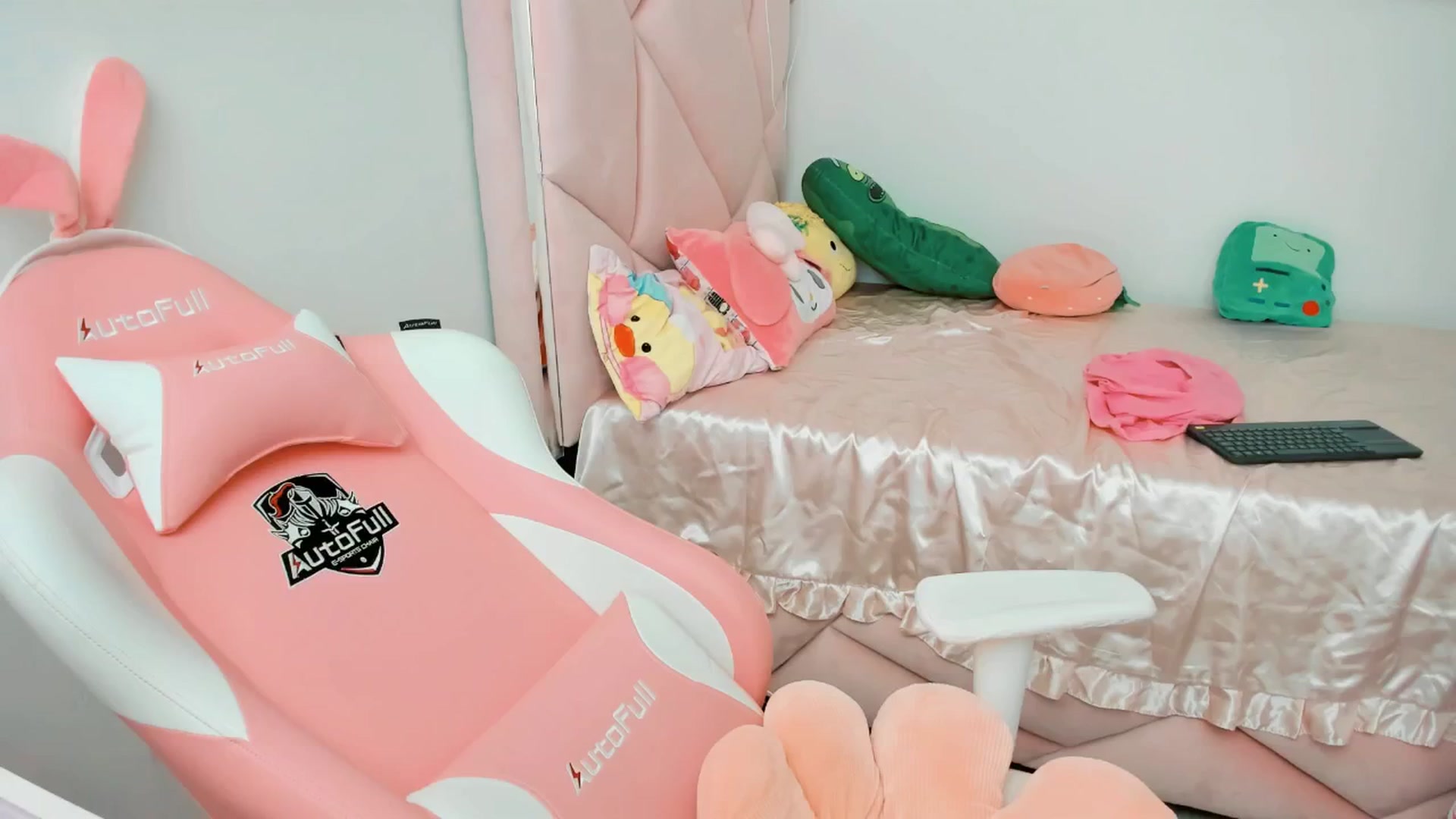 Gallery image thumbnail from Cherrycute666's myfreecams stream on, 01/28/2025, 23:40 image 15 of 20
