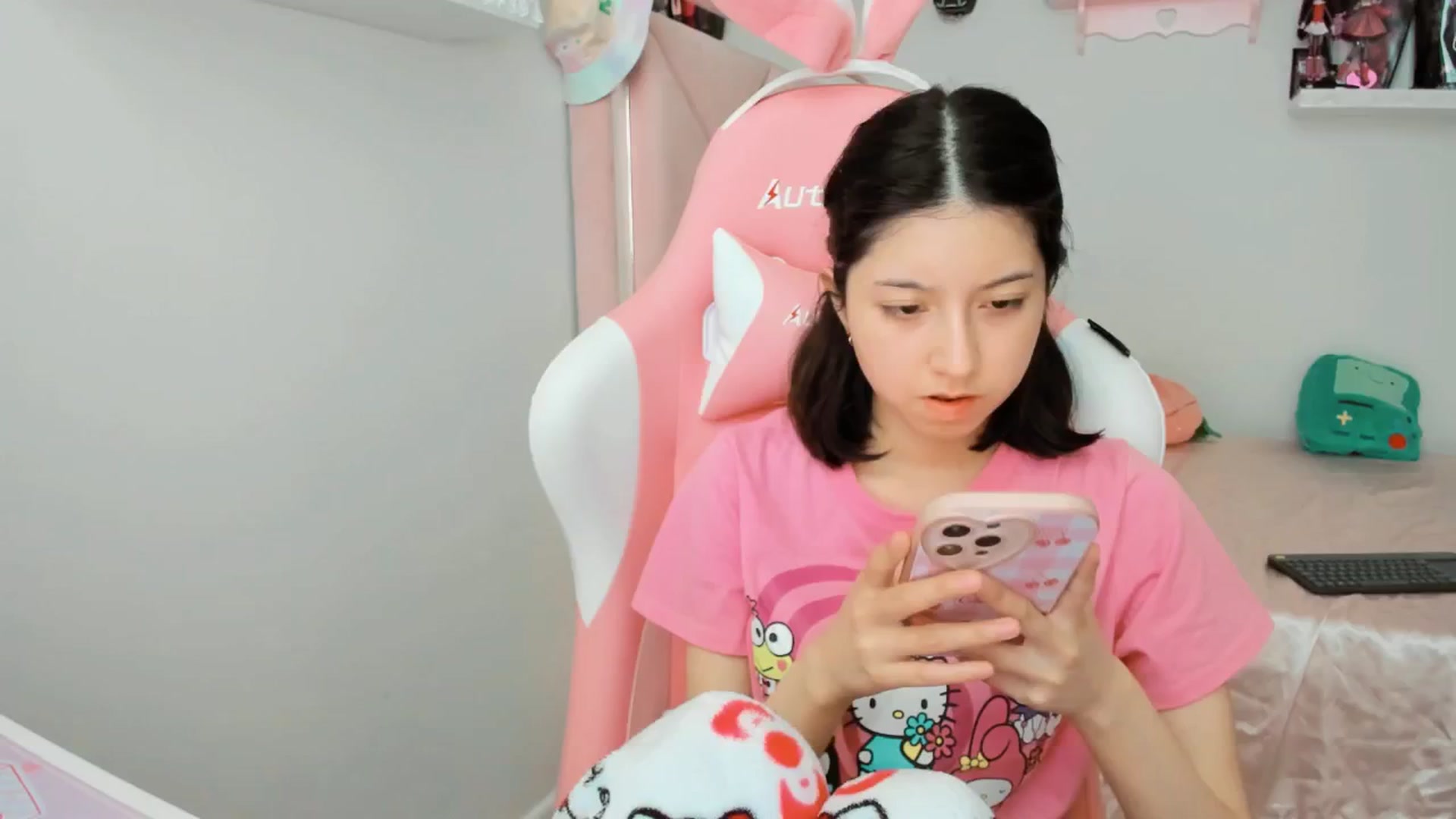 Gallery image thumbnail from Cherrycute666's myfreecams stream on, 01/28/2025, 23:40 image 19 of 20