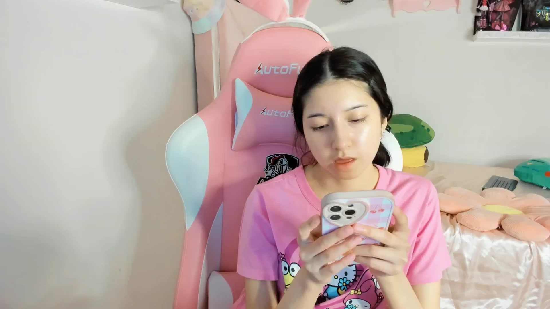 Gallery image thumbnail from Cherrycute666's myfreecams stream on, 01/29/2025, 08:21 image 18 of 20