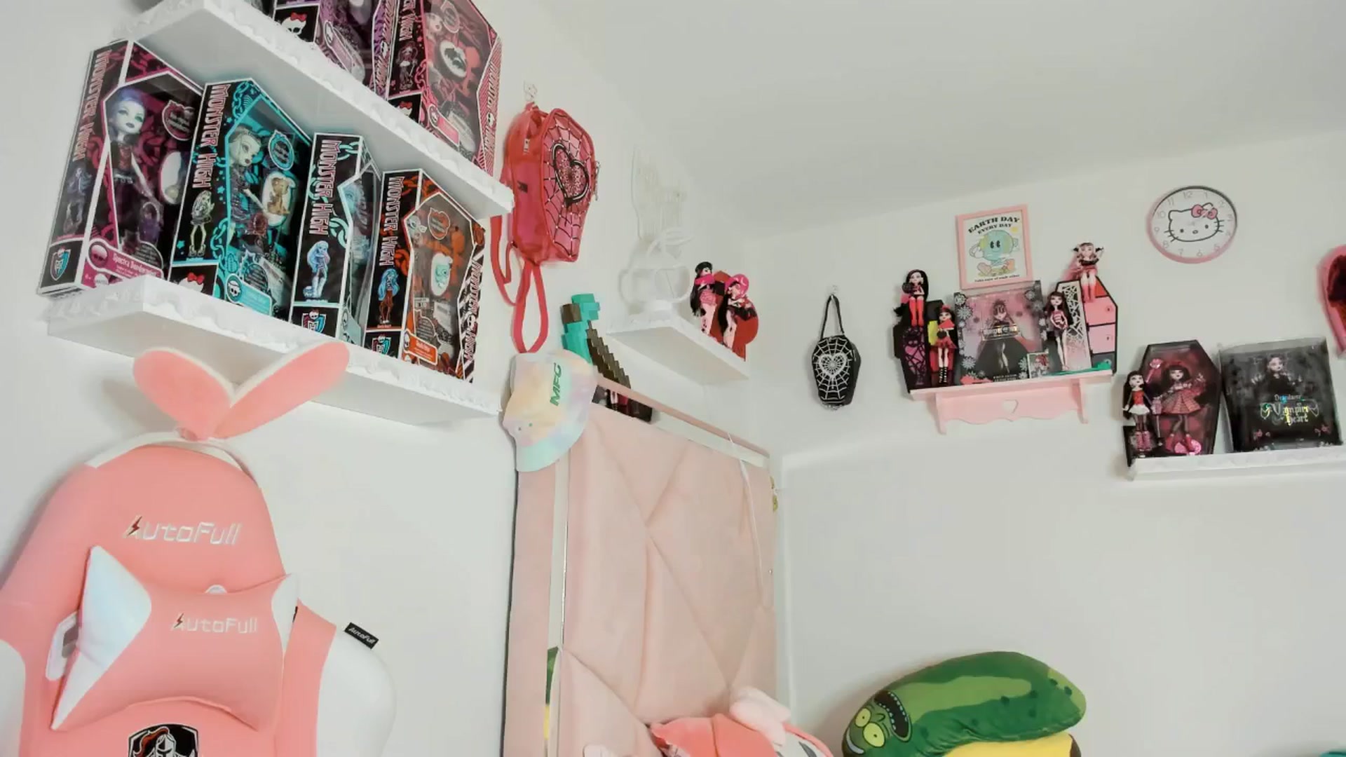 Gallery image thumbnail from Cherrycute666's myfreecams stream on, 01/29/2025, 08:21 image 11 of 20