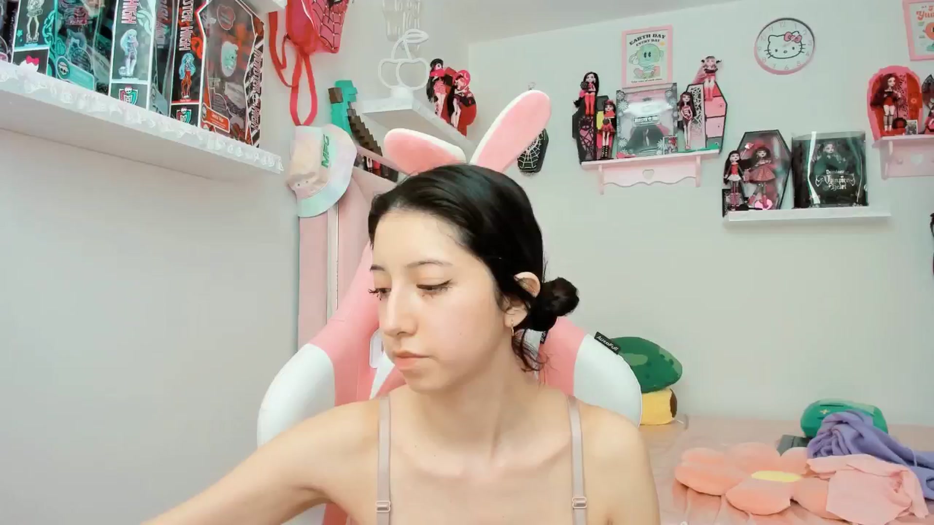 Gallery image thumbnail from Cherrycute666's myfreecams stream on, 01/29/2025, 21:22 image 17 of 20
