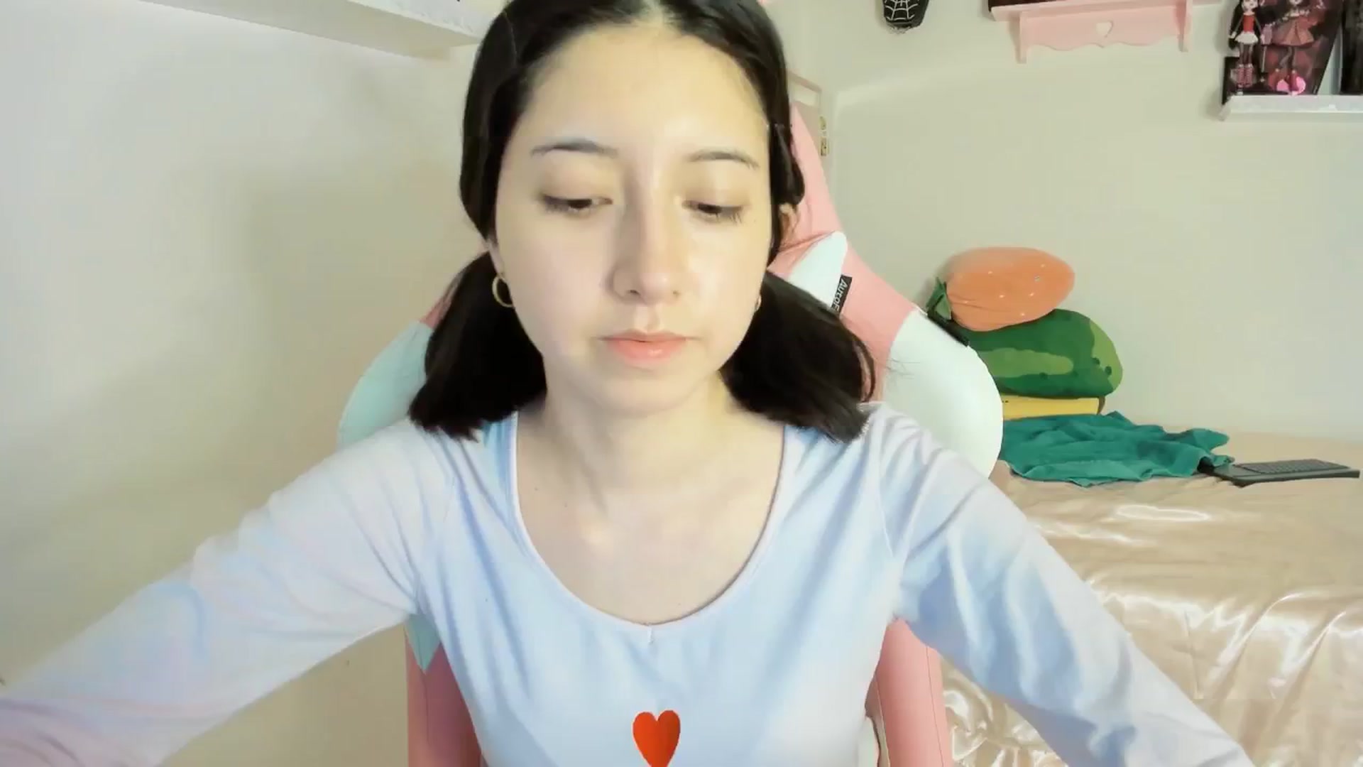 Gallery image thumbnail from Cherrycute666's myfreecams stream on, 01/31/2025, 02:10 image 16 of 20