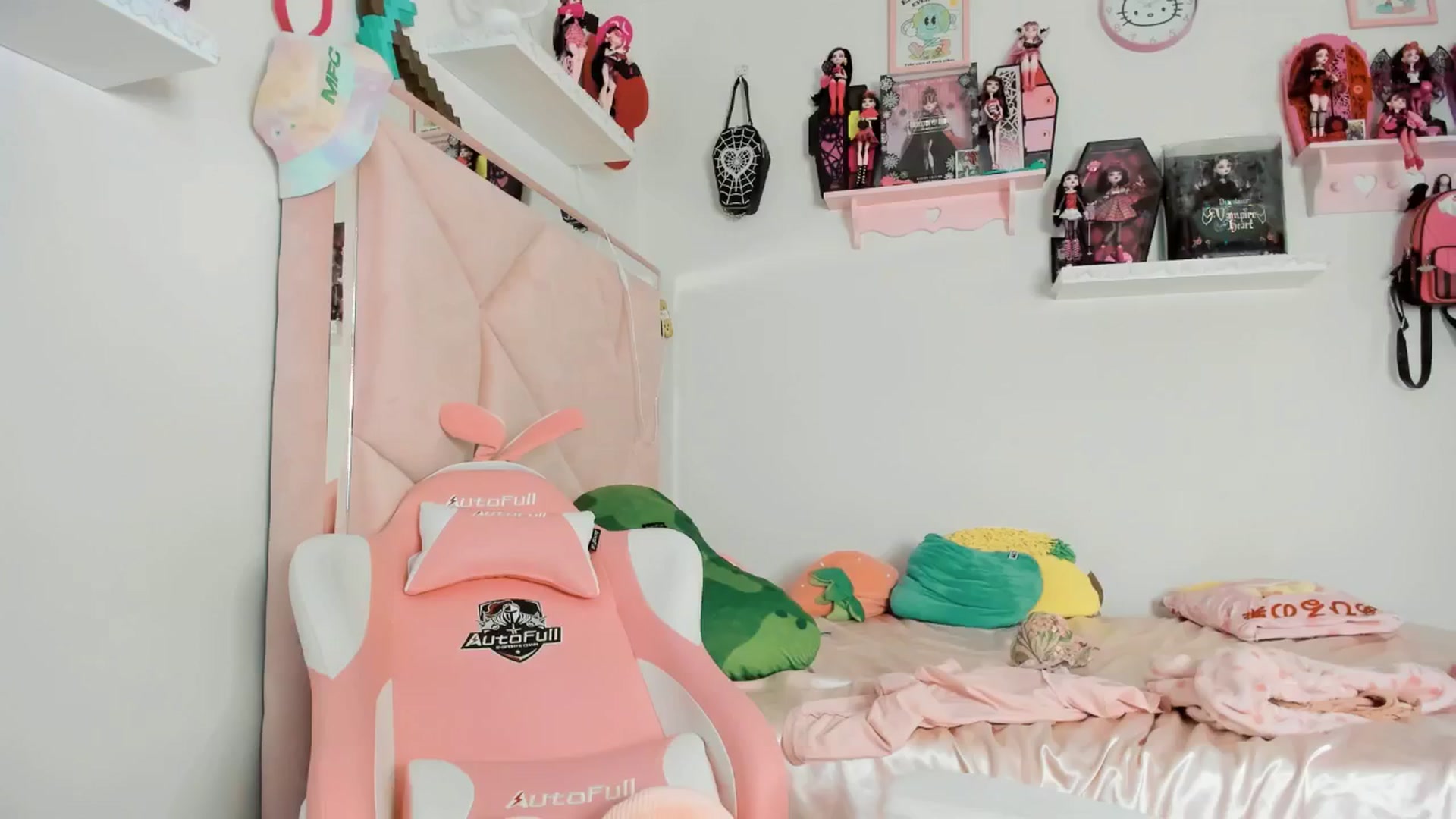 Gallery image thumbnail from Cherrycute666's myfreecams stream on, 01/31/2025, 14:16 image 10 of 20