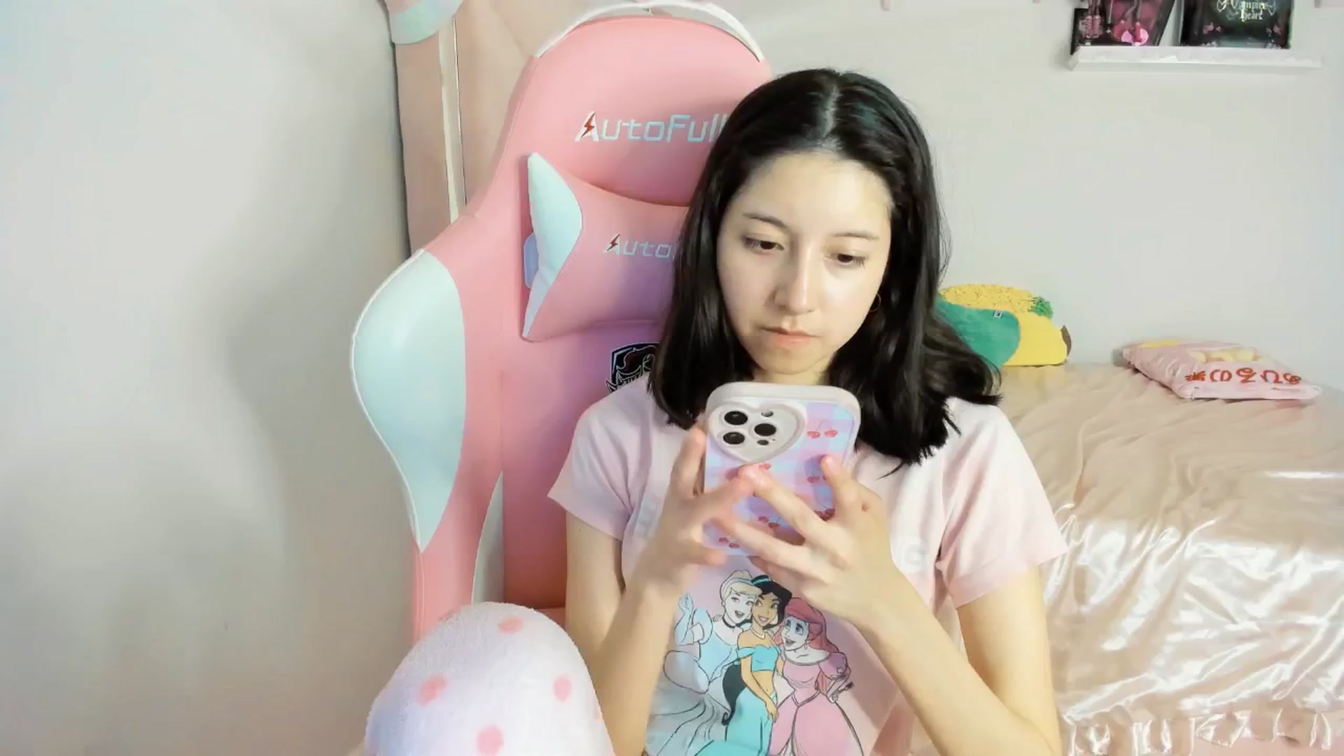 Gallery image thumbnail from Cherrycute666's myfreecams stream on, 01/31/2025, 14:16 image 3 of 20