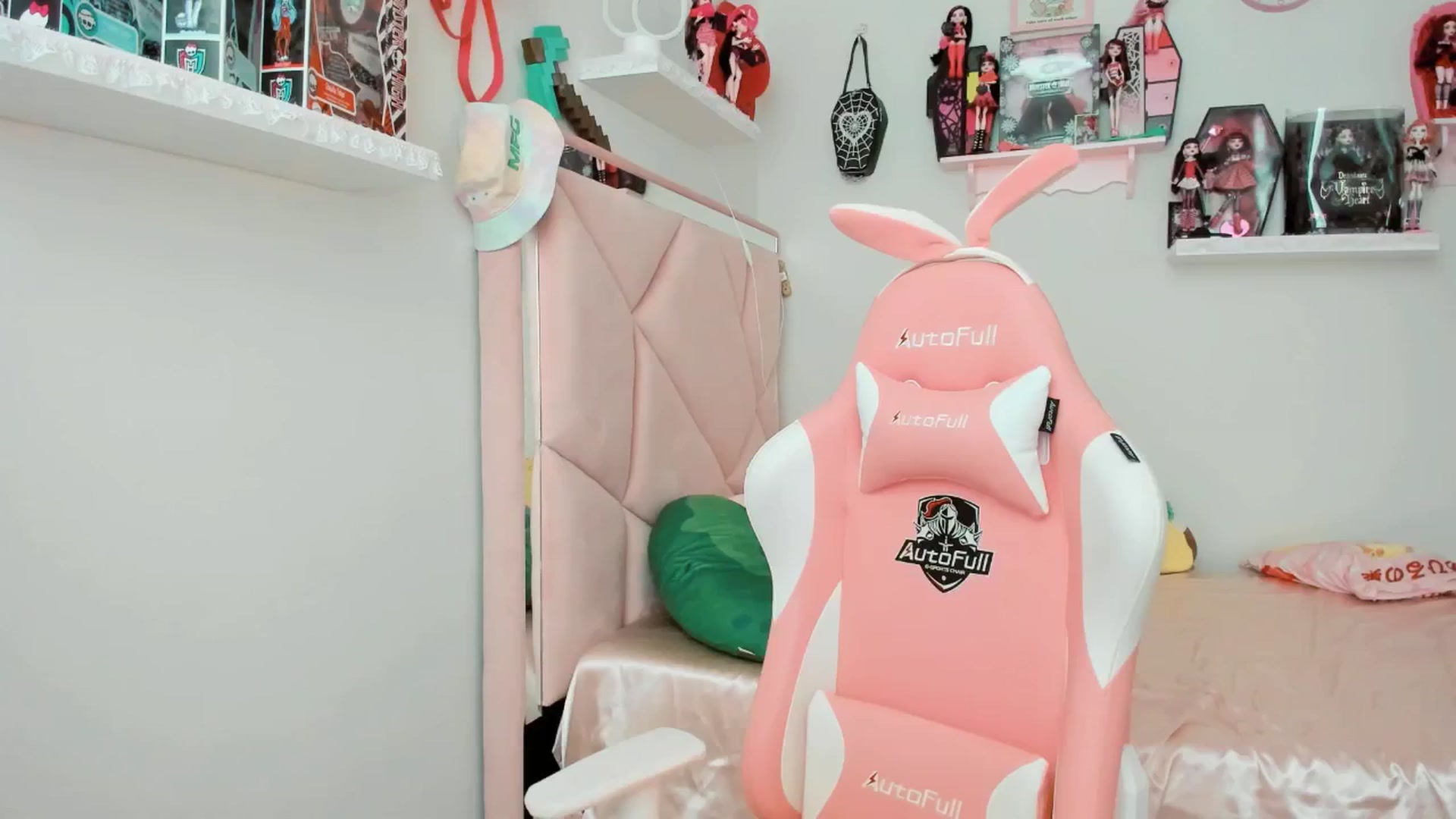 Gallery image thumbnail from Cherrycute666's myfreecams stream on, 02/01/2025, 23:44 image 15 of 20