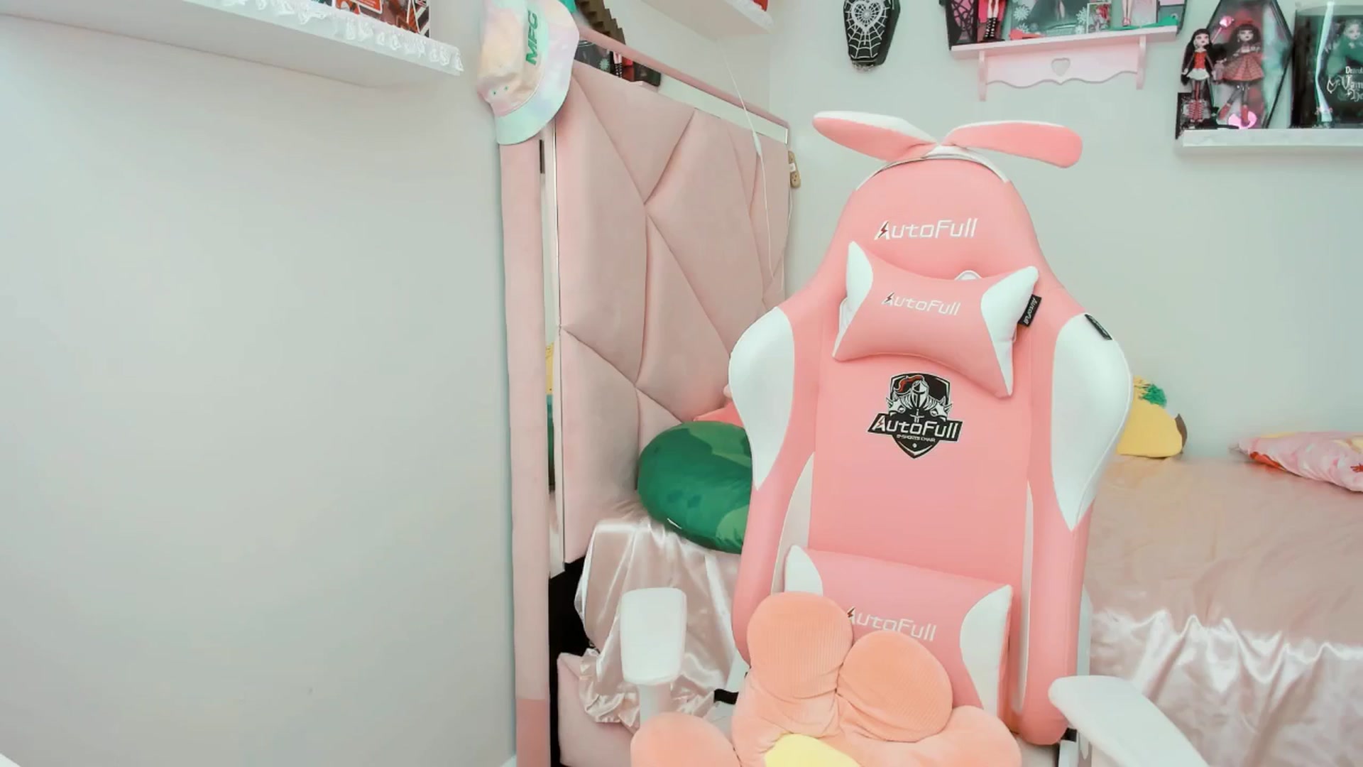 Gallery image thumbnail from Cherrycute666's myfreecams stream on, 02/02/2025, 17:32 image 16 of 20