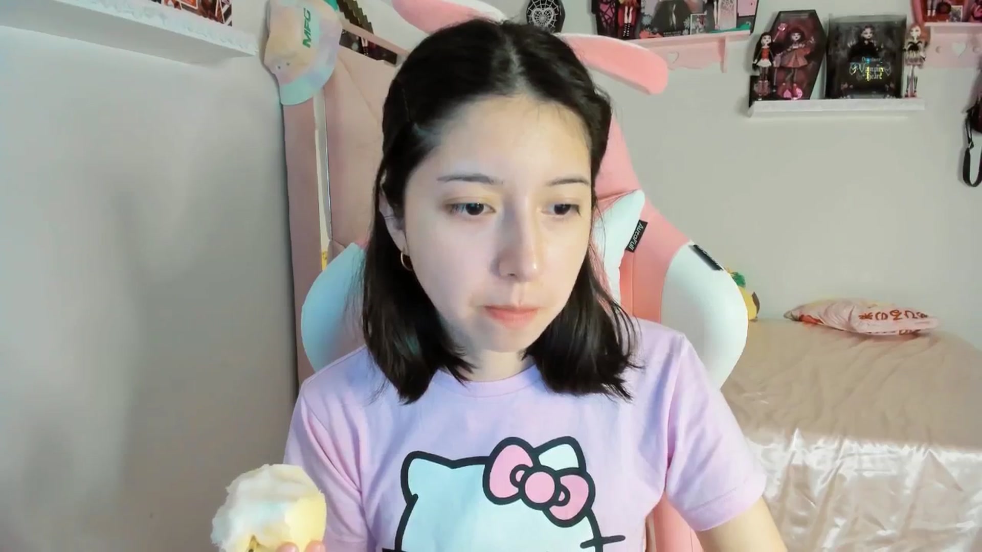 Gallery image thumbnail from Cherrycute666's myfreecams stream on, 02/03/2025, 06:11 image 15 of 20