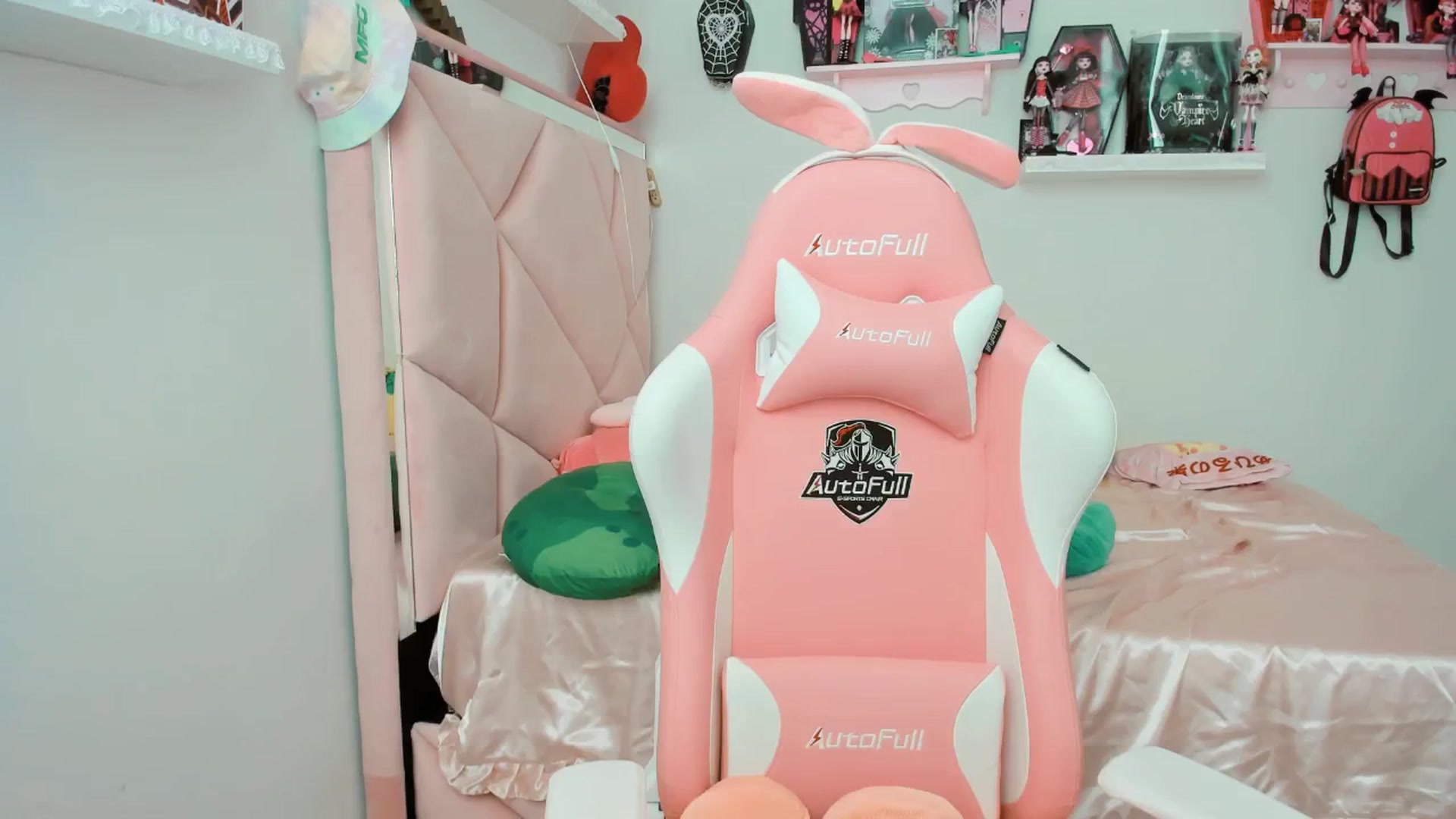 Gallery image thumbnail from Cherrycute666's myfreecams stream on, 02/03/2025, 18:05 image 13 of 20