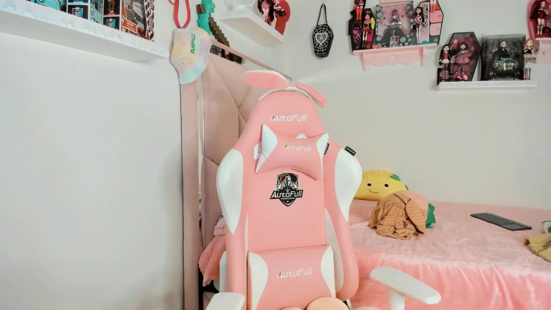 Gallery image thumbnail from Cherrycute666's myfreecams stream on, 02/04/2025, 07:35 image 15 of 20