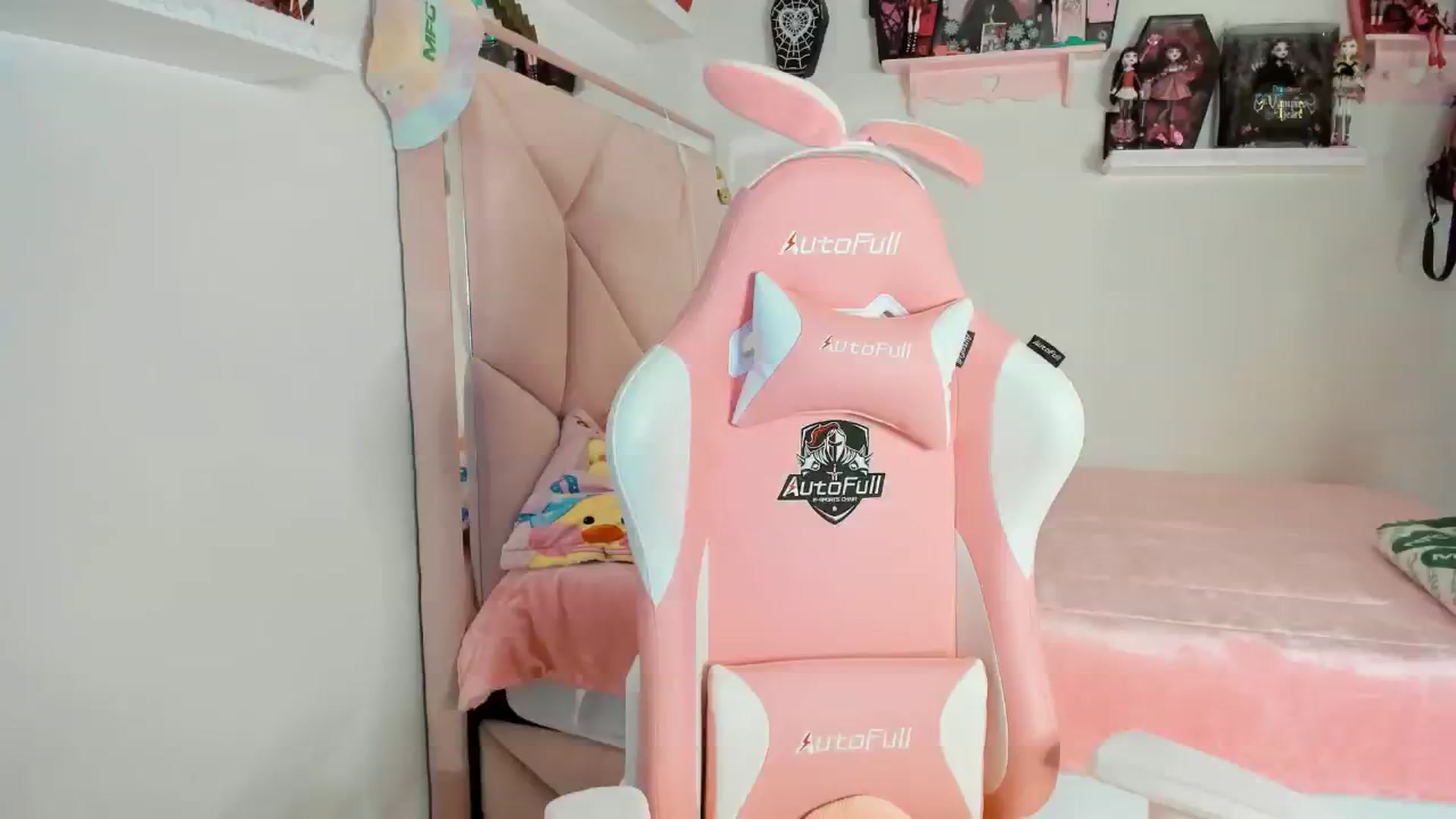 Gallery image thumbnail from Cherrycute666's myfreecams stream on, 02/04/2025, 07:35 image 3 of 20