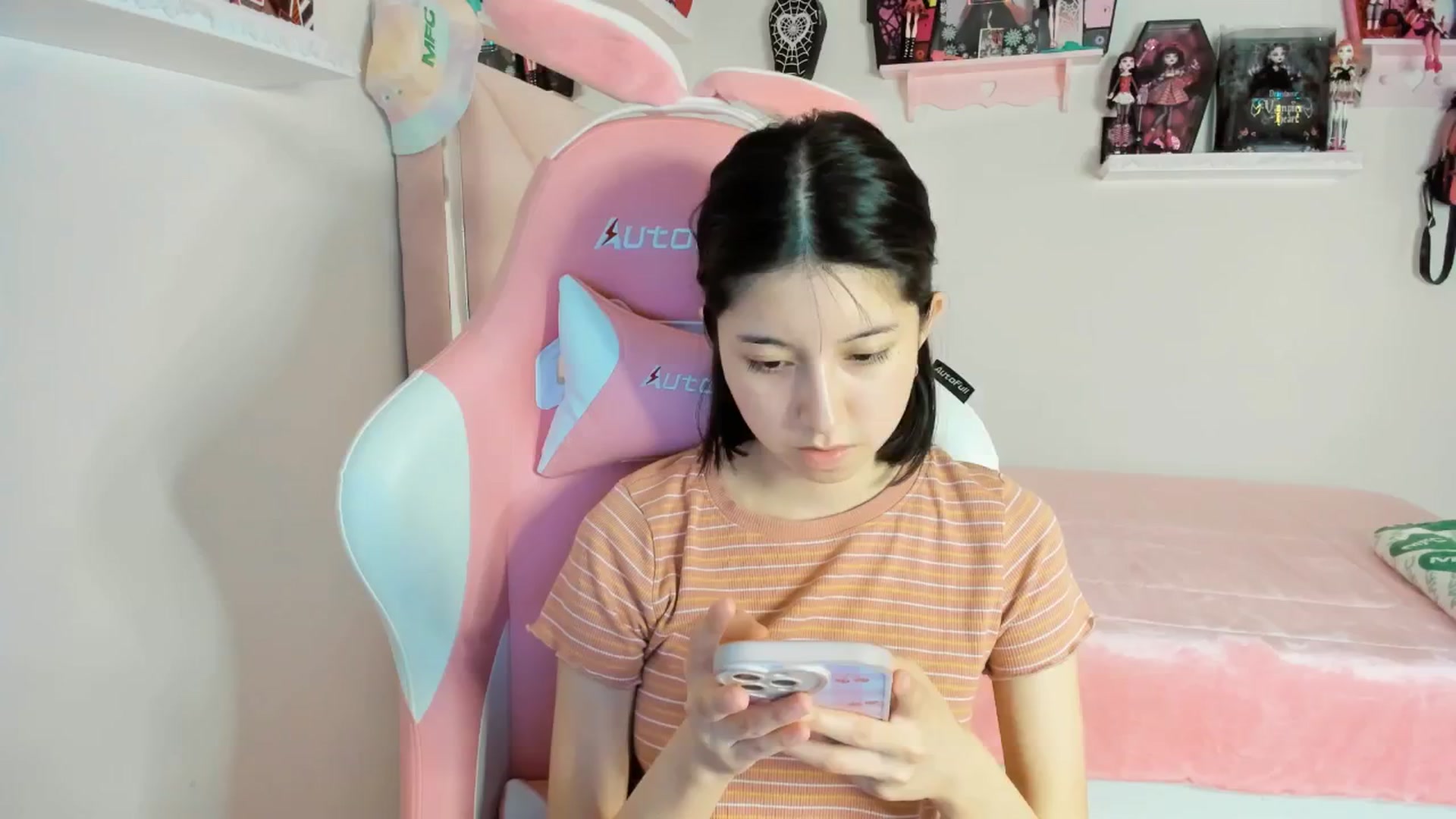 Gallery image thumbnail from Cherrycute666's myfreecams stream on, 02/04/2025, 07:35 image 1 of 20