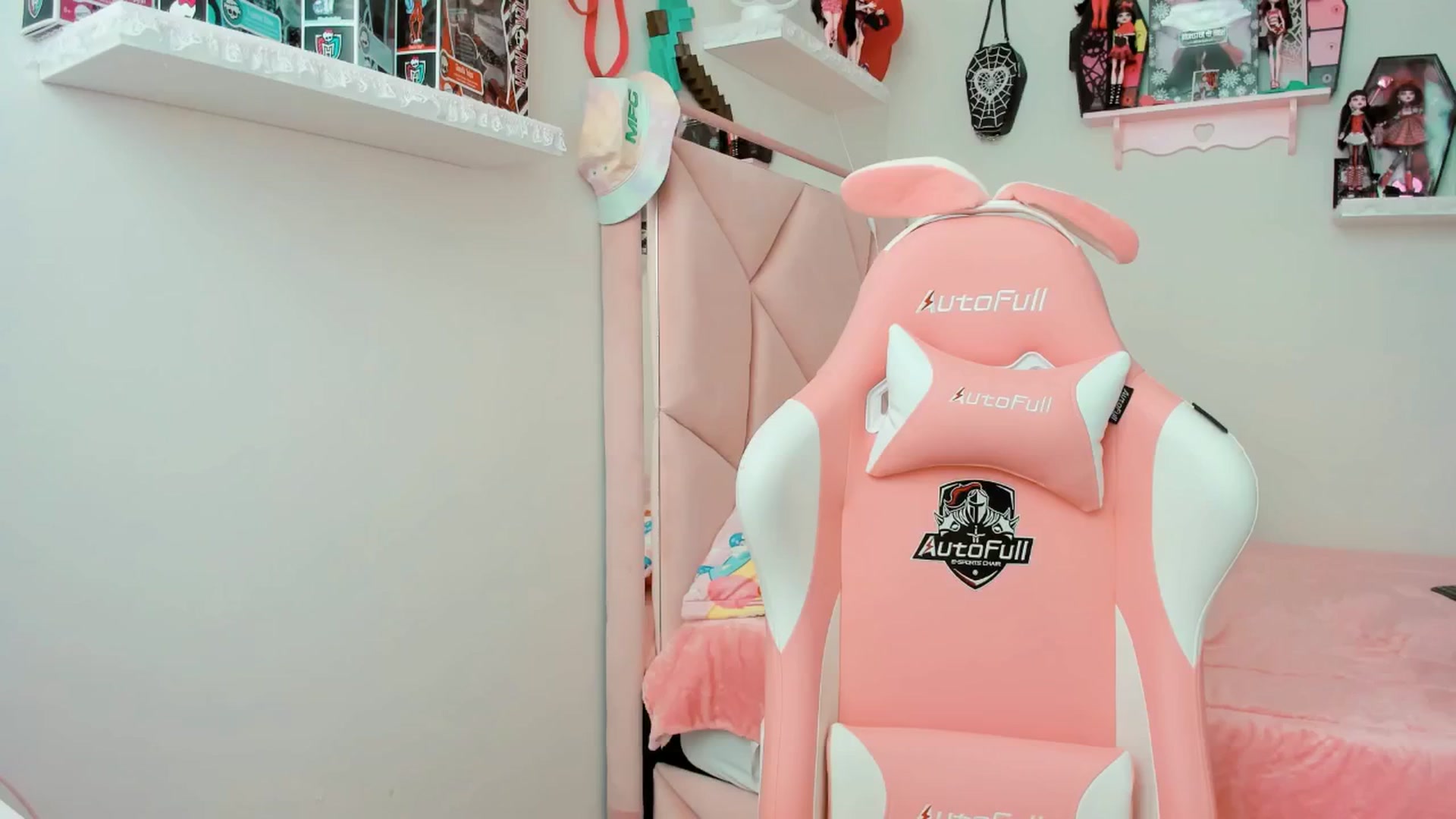 Gallery image thumbnail from Cherrycute666's myfreecams stream on, 02/04/2025, 18:56 image 13 of 20