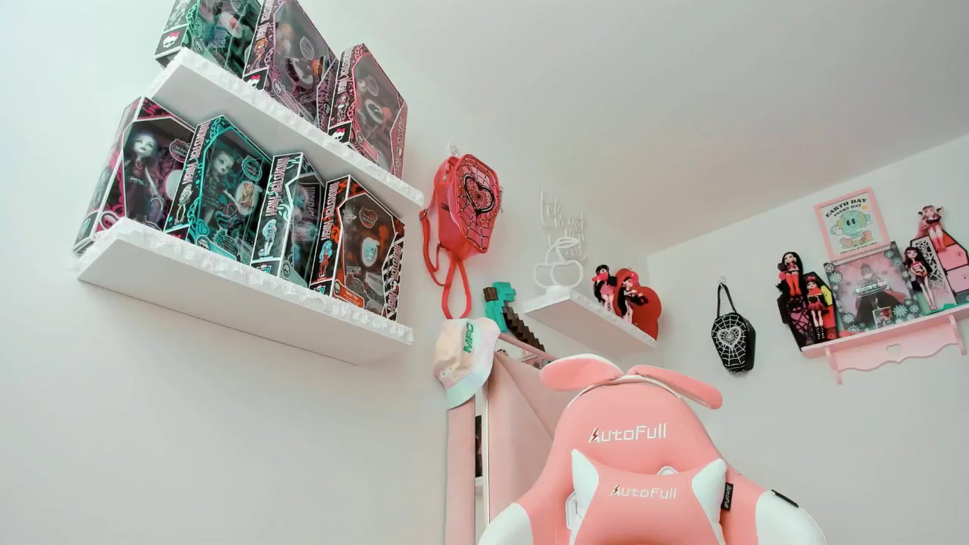 Gallery image thumbnail from Cherrycute666's myfreecams stream on, 02/04/2025, 19:54 image 2 of 20