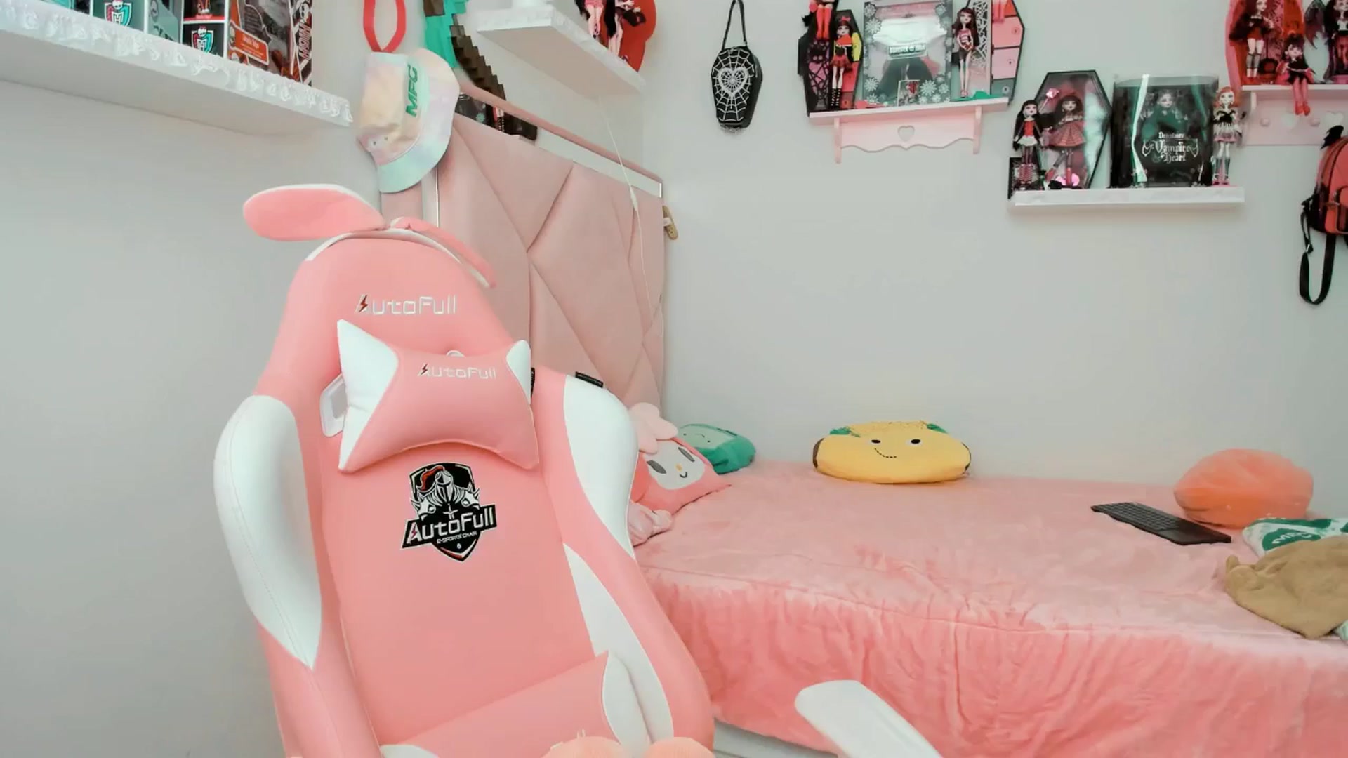 Gallery image thumbnail from Cherrycute666's myfreecams stream on, 02/04/2025, 23:04 image 6 of 20