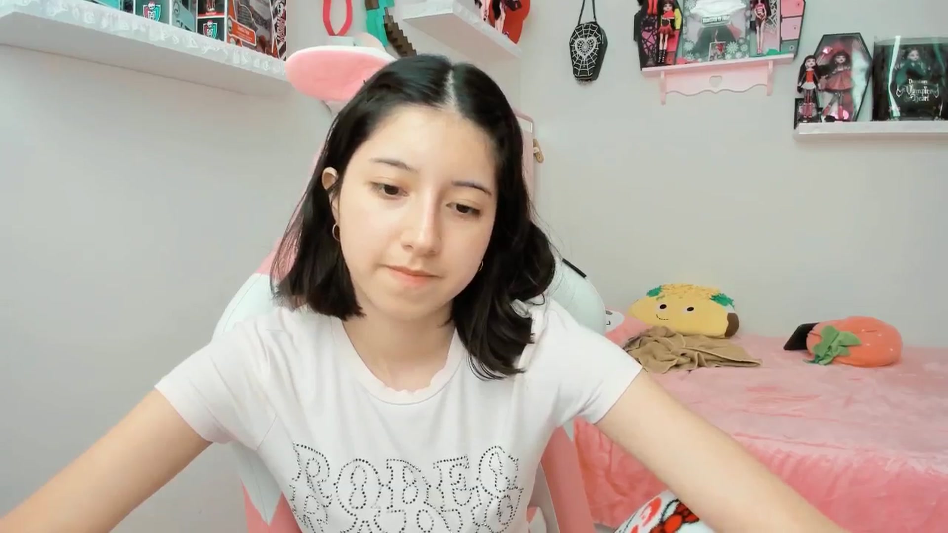 Gallery image thumbnail from Cherrycute666's myfreecams stream on, 02/05/2025, 23:02 image 17 of 20