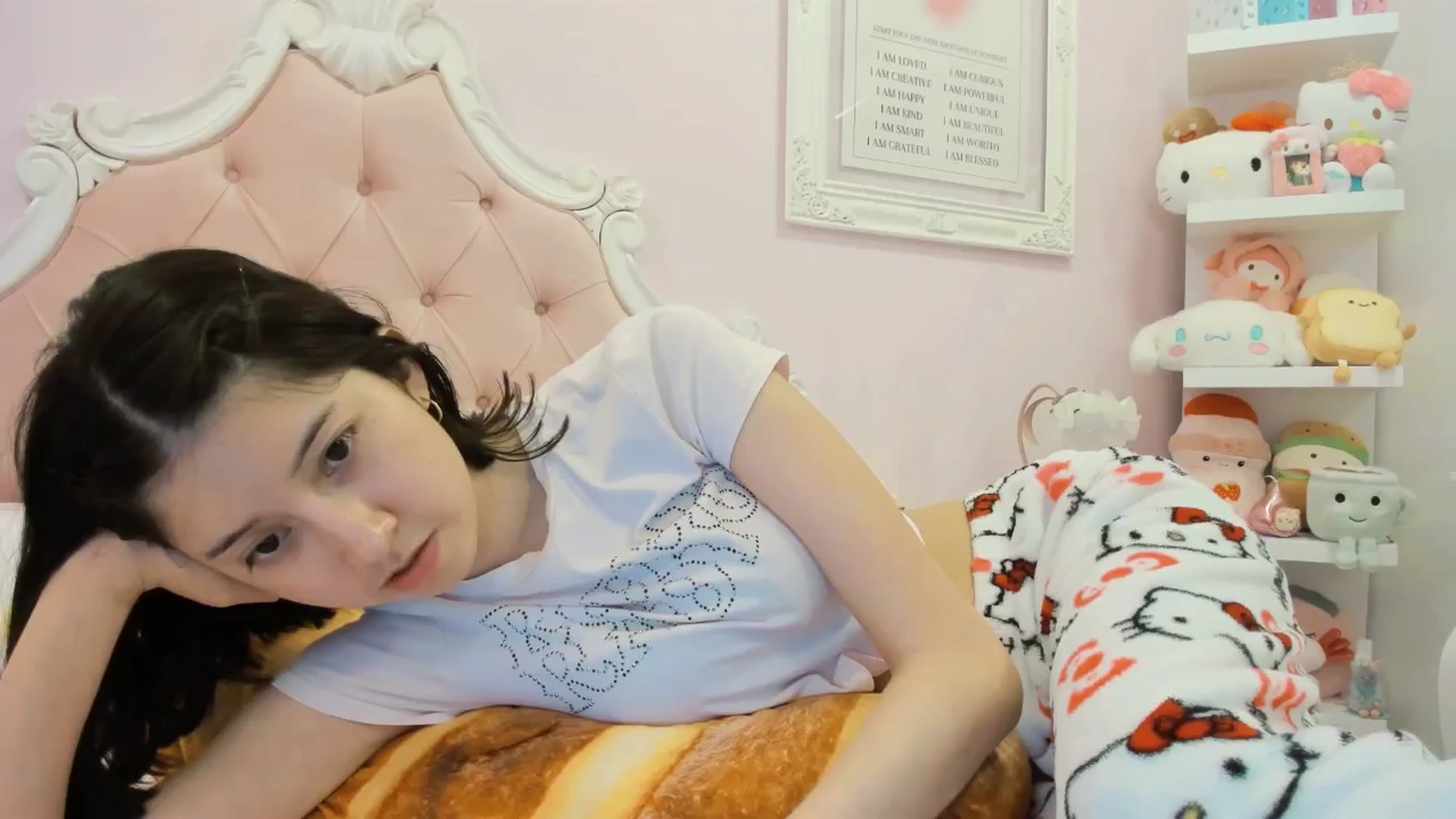 Gallery image thumbnail from Cherrycute666's myfreecams stream on, 02/06/2025, 24:16 image 8 of 20
