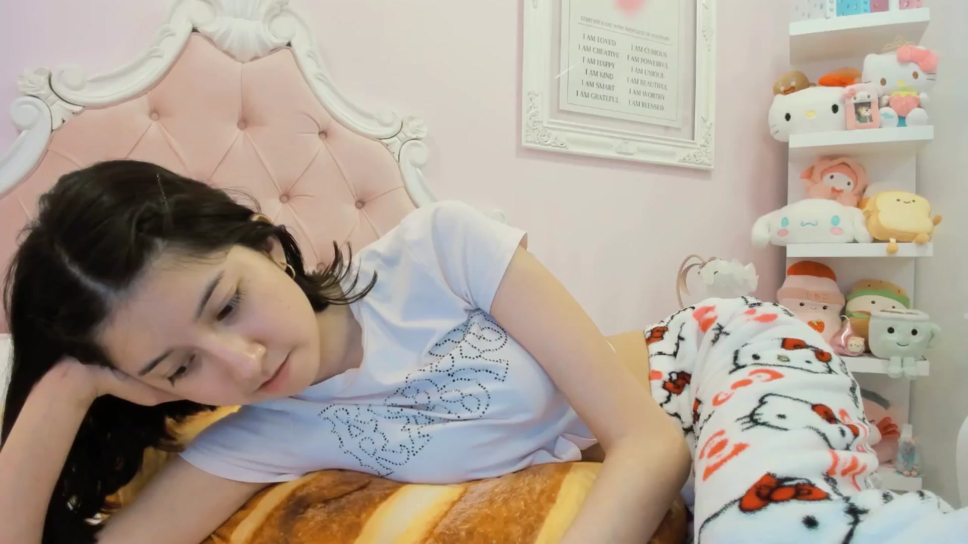 Gallery image thumbnail from Cherrycute666's myfreecams stream on, 02/06/2025, 24:16 image 6 of 20