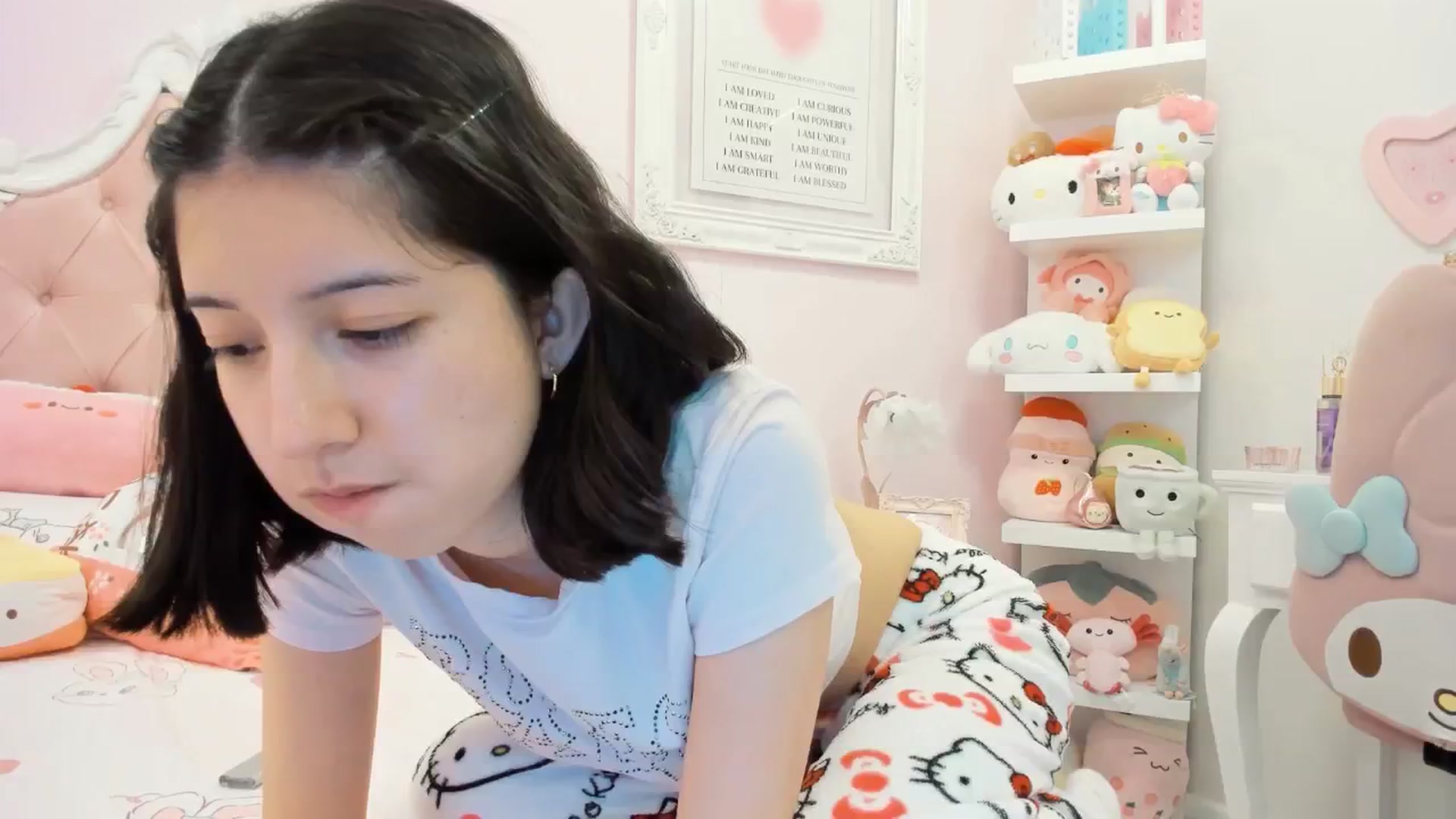 Gallery image thumbnail from Cherrycute666's myfreecams stream on, 02/06/2025, 24:16 image 2 of 20