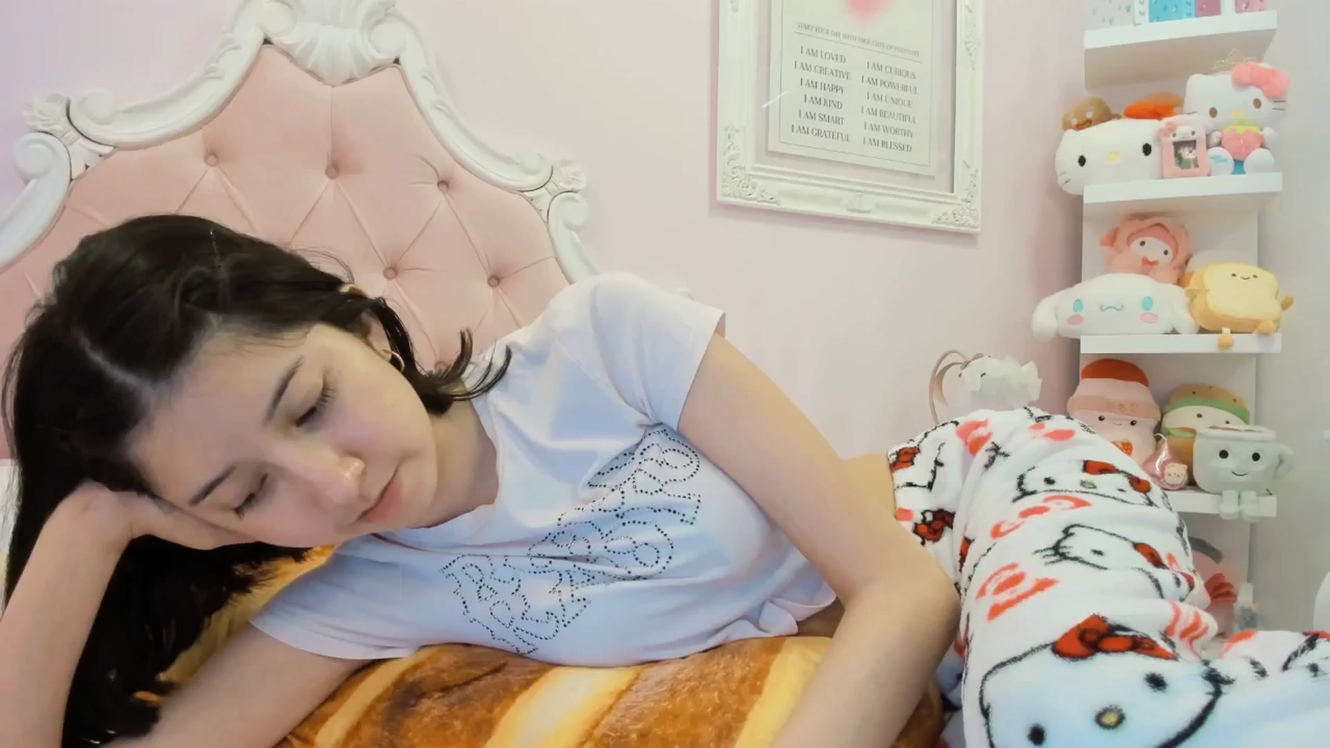Gallery image thumbnail from Cherrycute666's myfreecams stream on, 02/06/2025, 24:16 image 5 of 20
